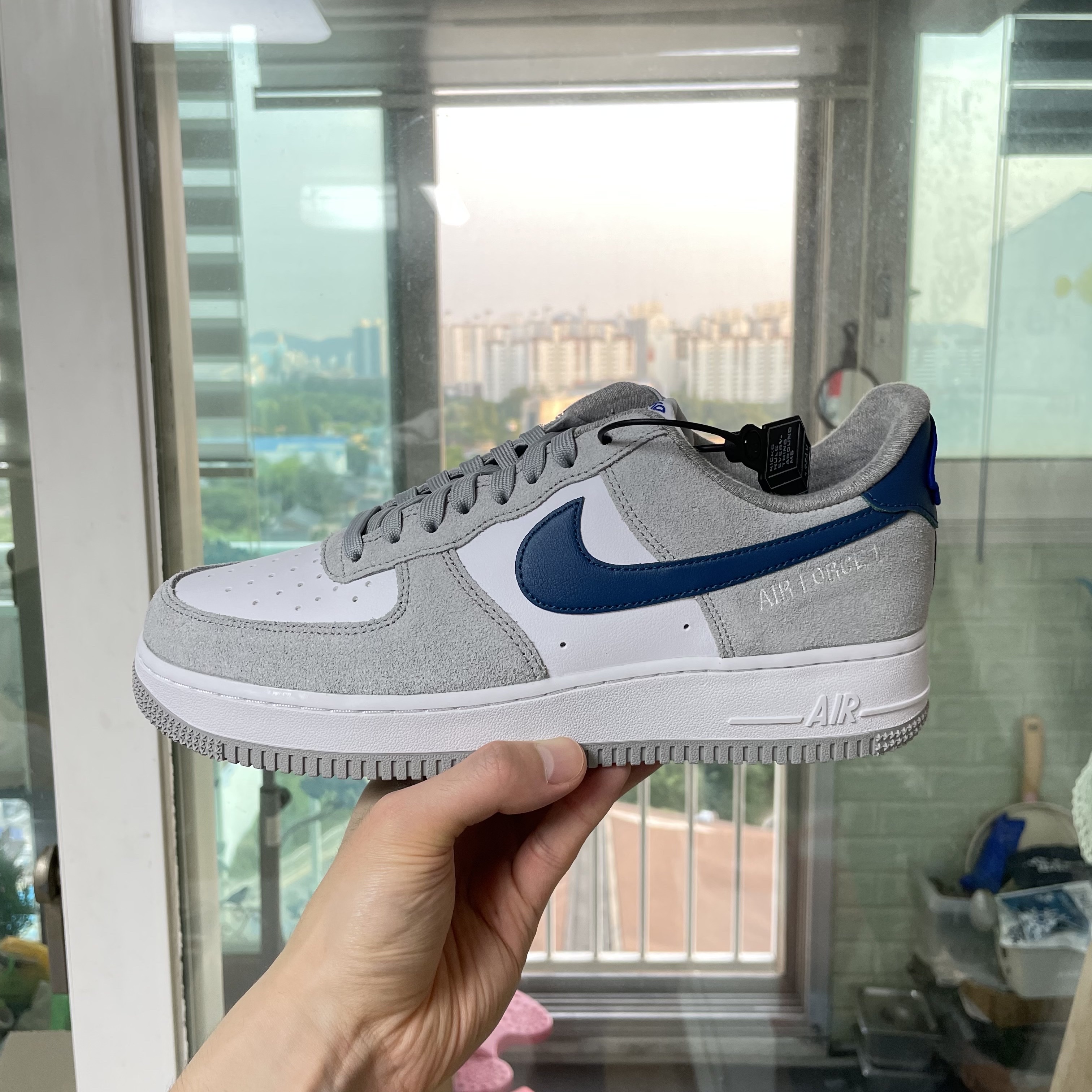 Nike Air Force 1 '07 LV8 Athletic Club Light Smoke Grey Marina 착용 스타일