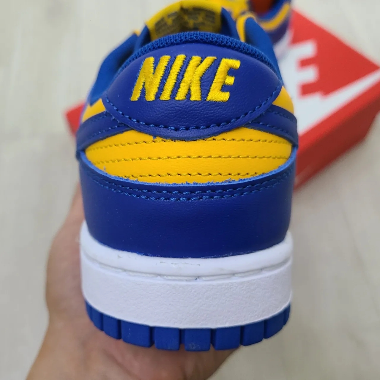 Nike Dunk Low Retro Blue Jay and University Gold 착용 스타일 - 3