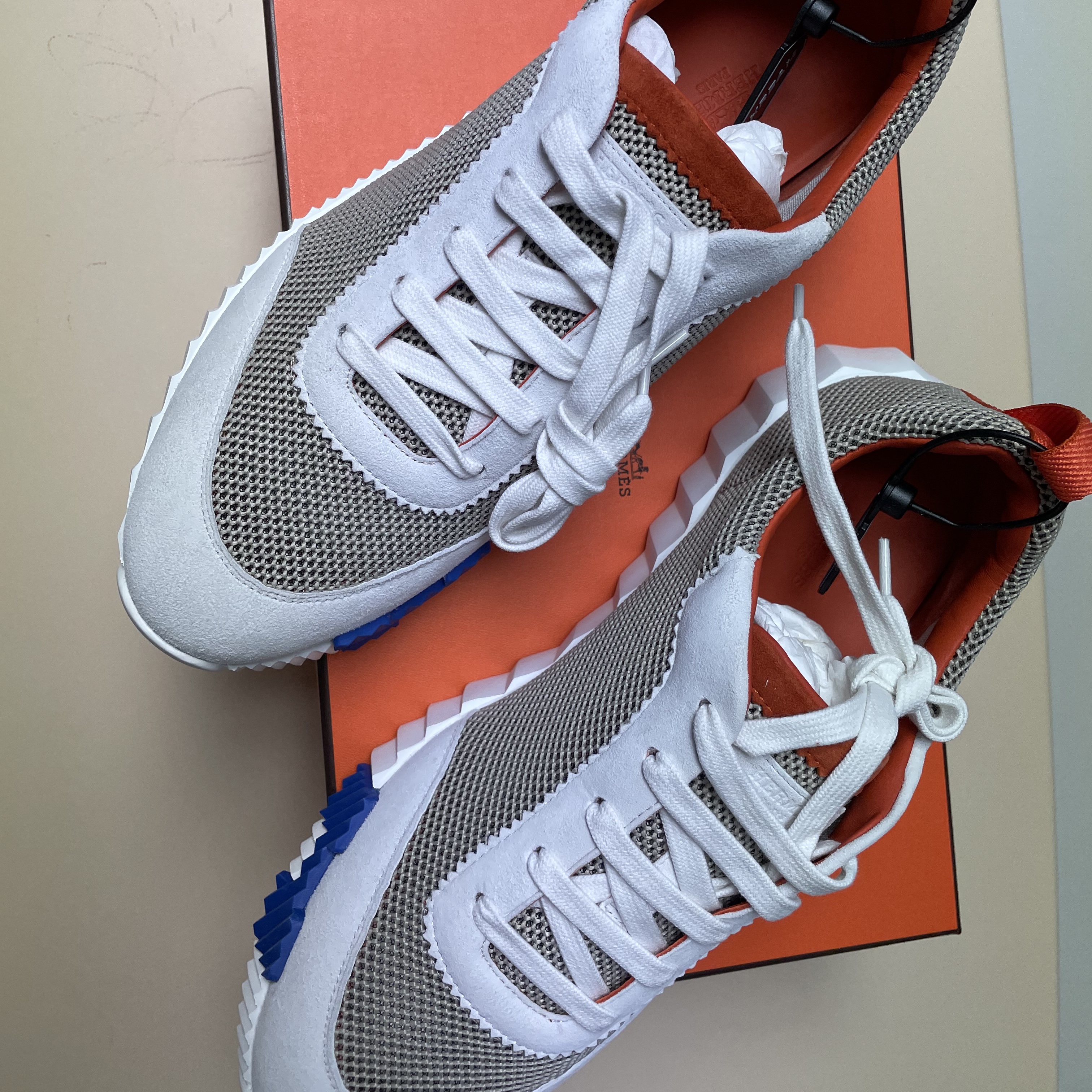 Hermes Bouncing Sneakers Mesh Suede Goatskin & Multicolore Beige 착용 스타일 - 2