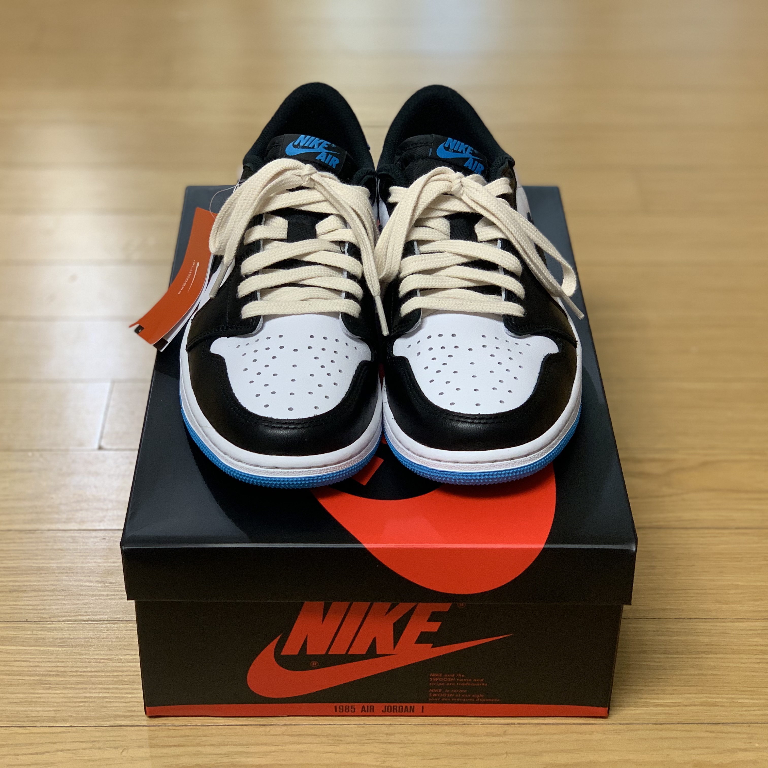 Jordan 1 Retro Low OG Black and Dark Powder Blue 착용 스타일 - 4