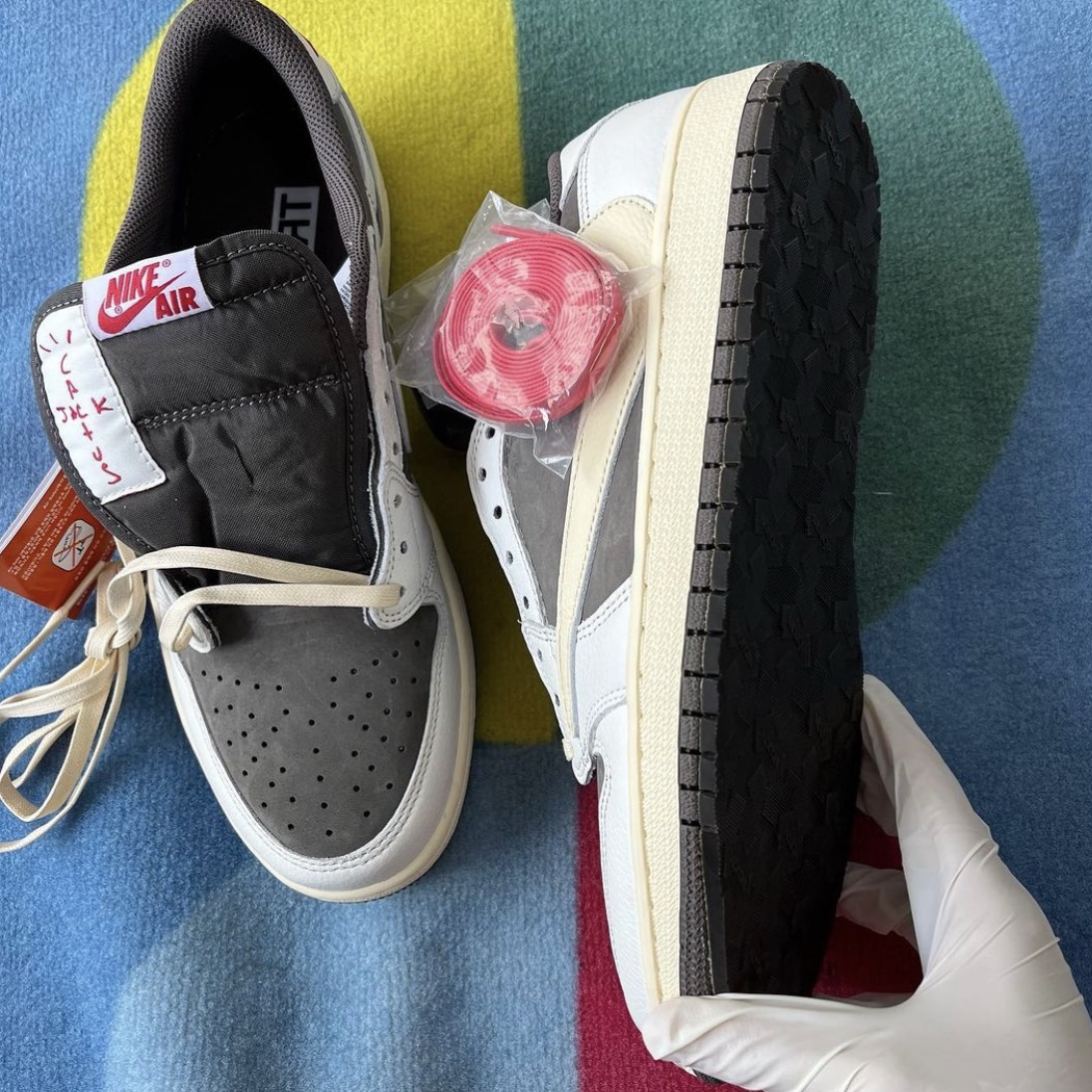 Jordan 1 x Travis Scott Retro Low OG SP Sail and Ridgerock 착용 스타일 - 3