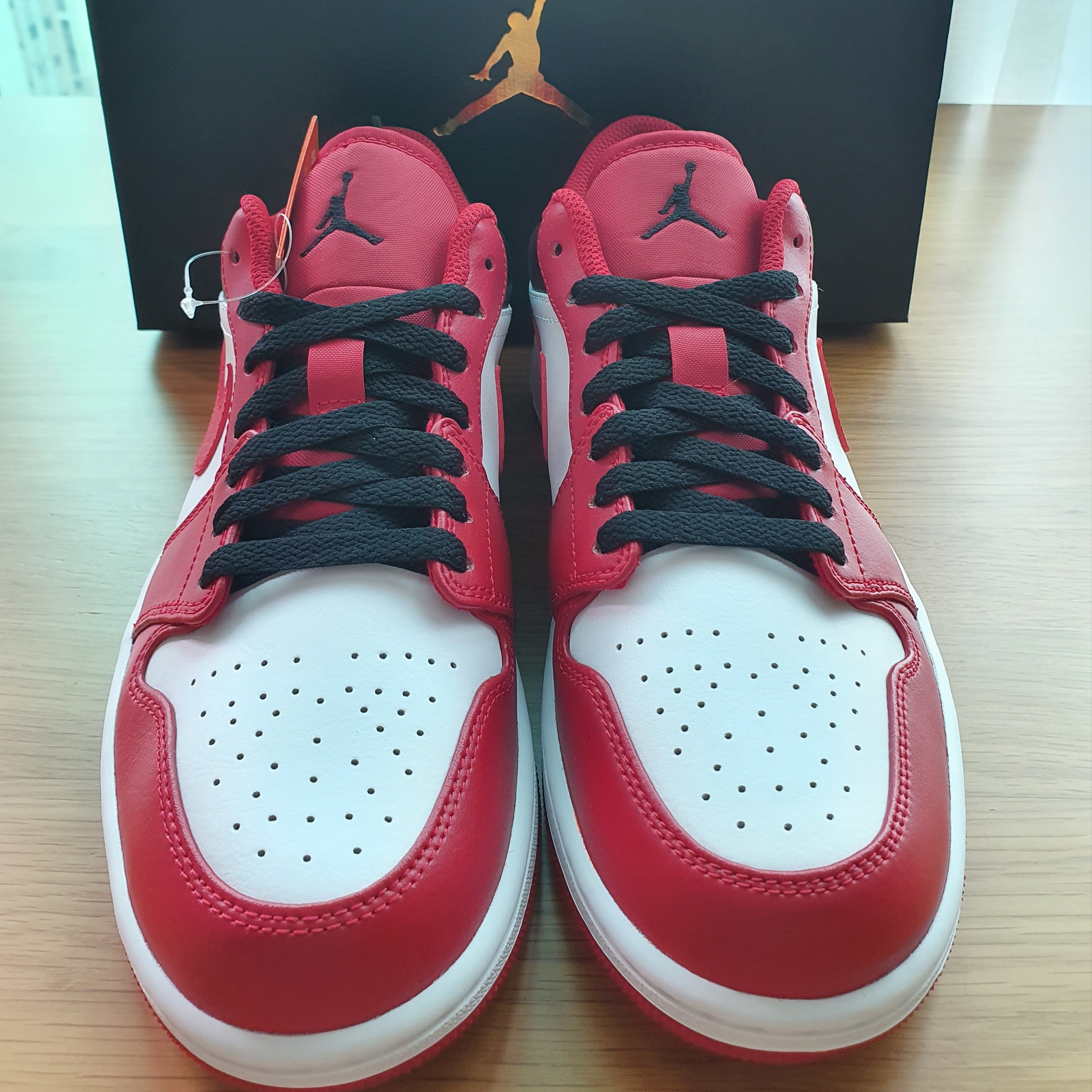 Jordan 1 Low White Gym Red Black 착용 스타일 - 1