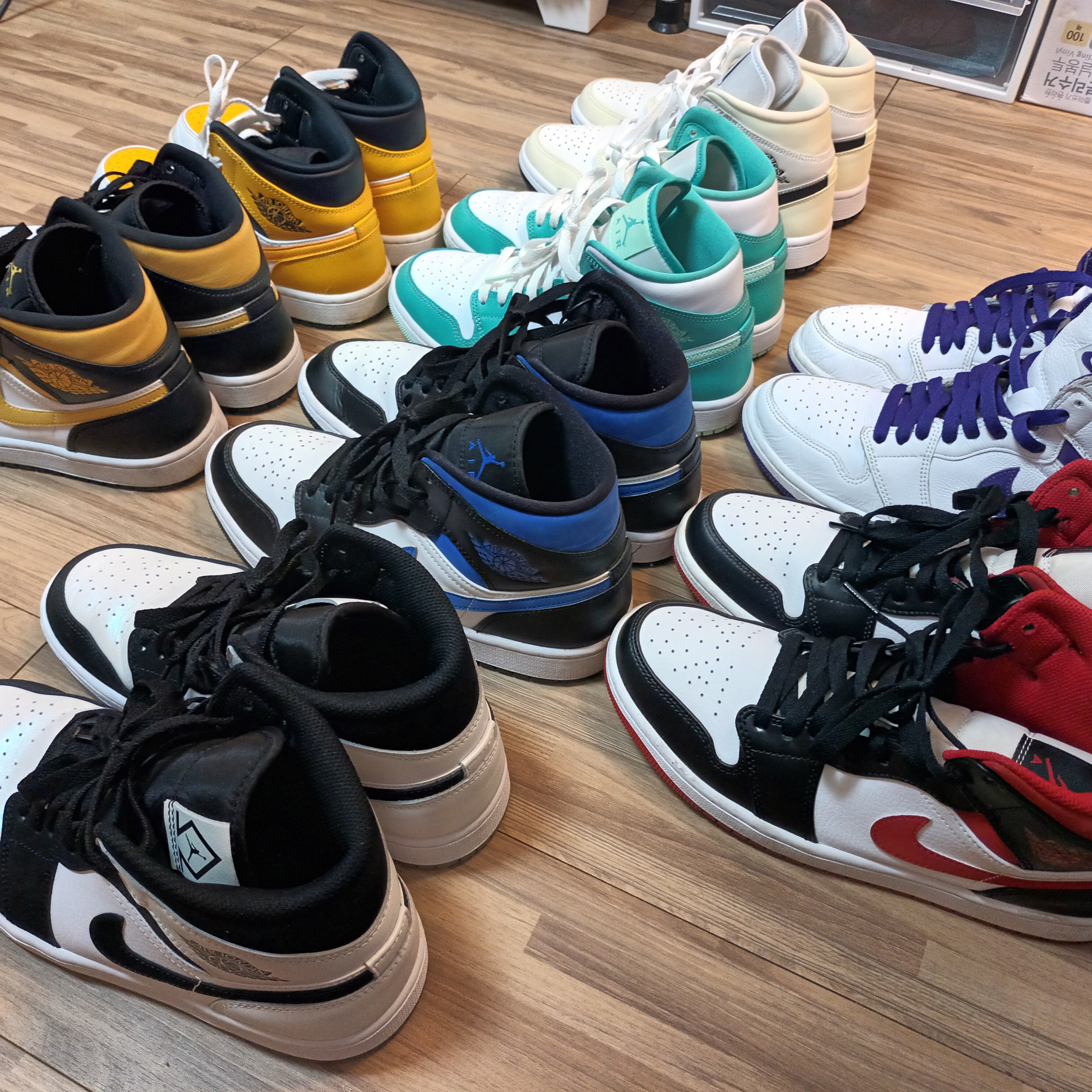 Jordan 1 Mid Racer Blue, Jordan 1 Mid Gym Red Black White 착용 스타일 - 2