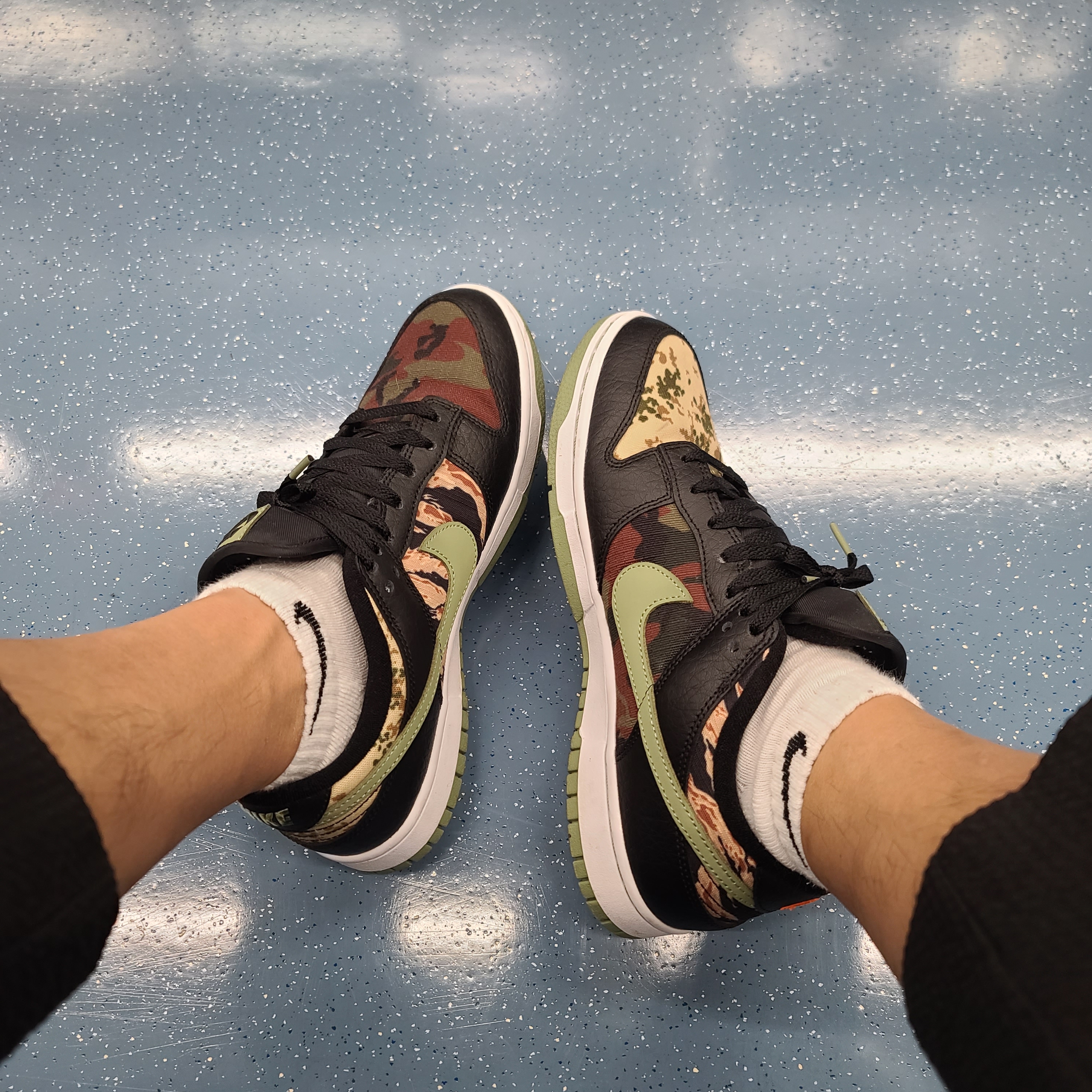 Nike Dunk Low SE Black Multi Camo 착용 스타일 - 3