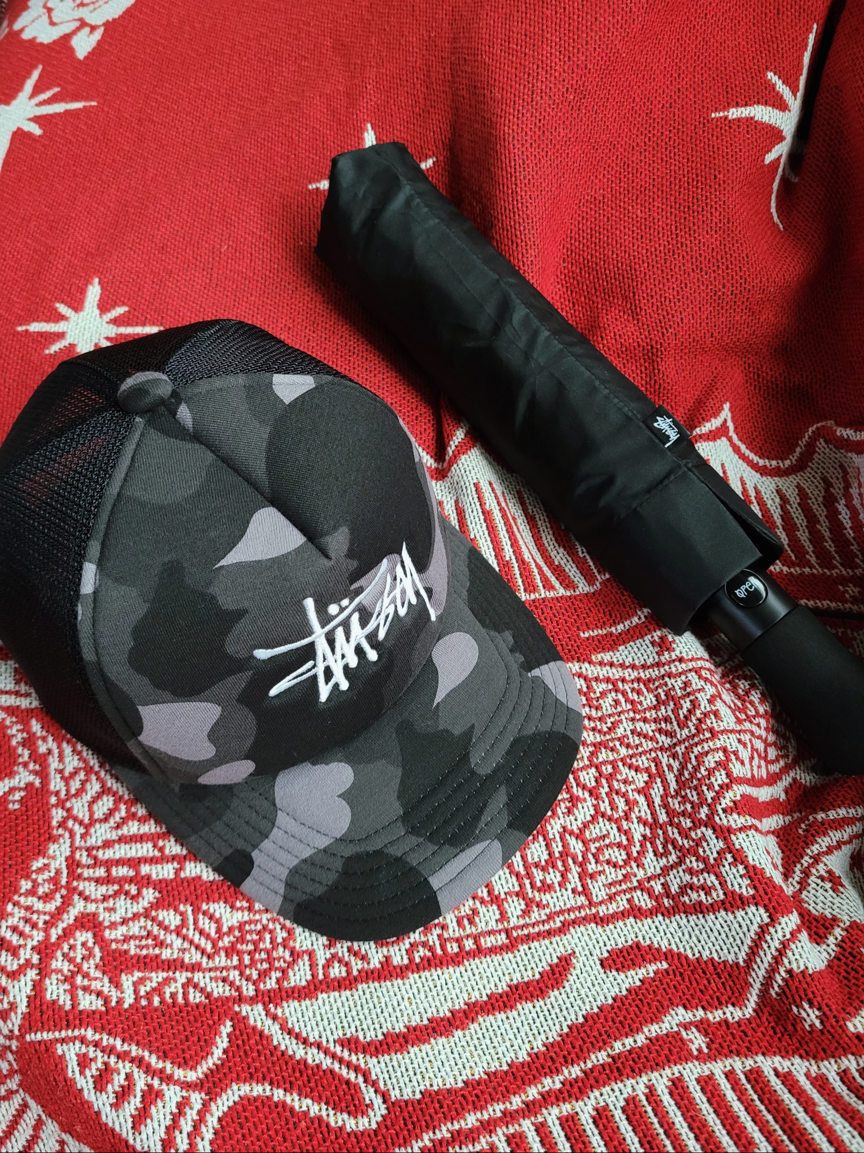 Stussy x BAPE Trucker Cap Black, Stussy Big Logo Umbrella Black 착용 스타일 - 1