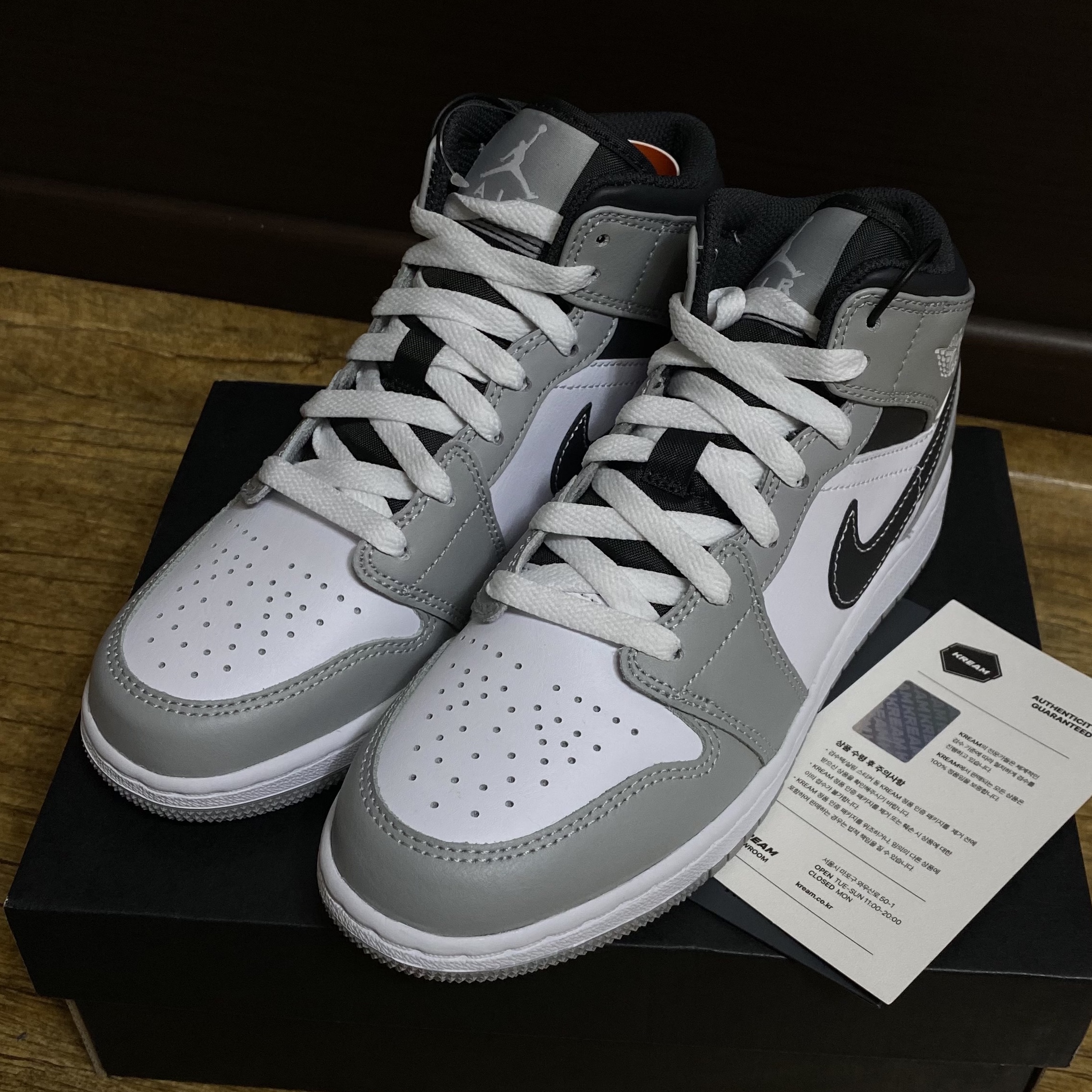(GS) Jordan 1 Mid Light Smoke Grey Anthracite 착용 스타일 - 3