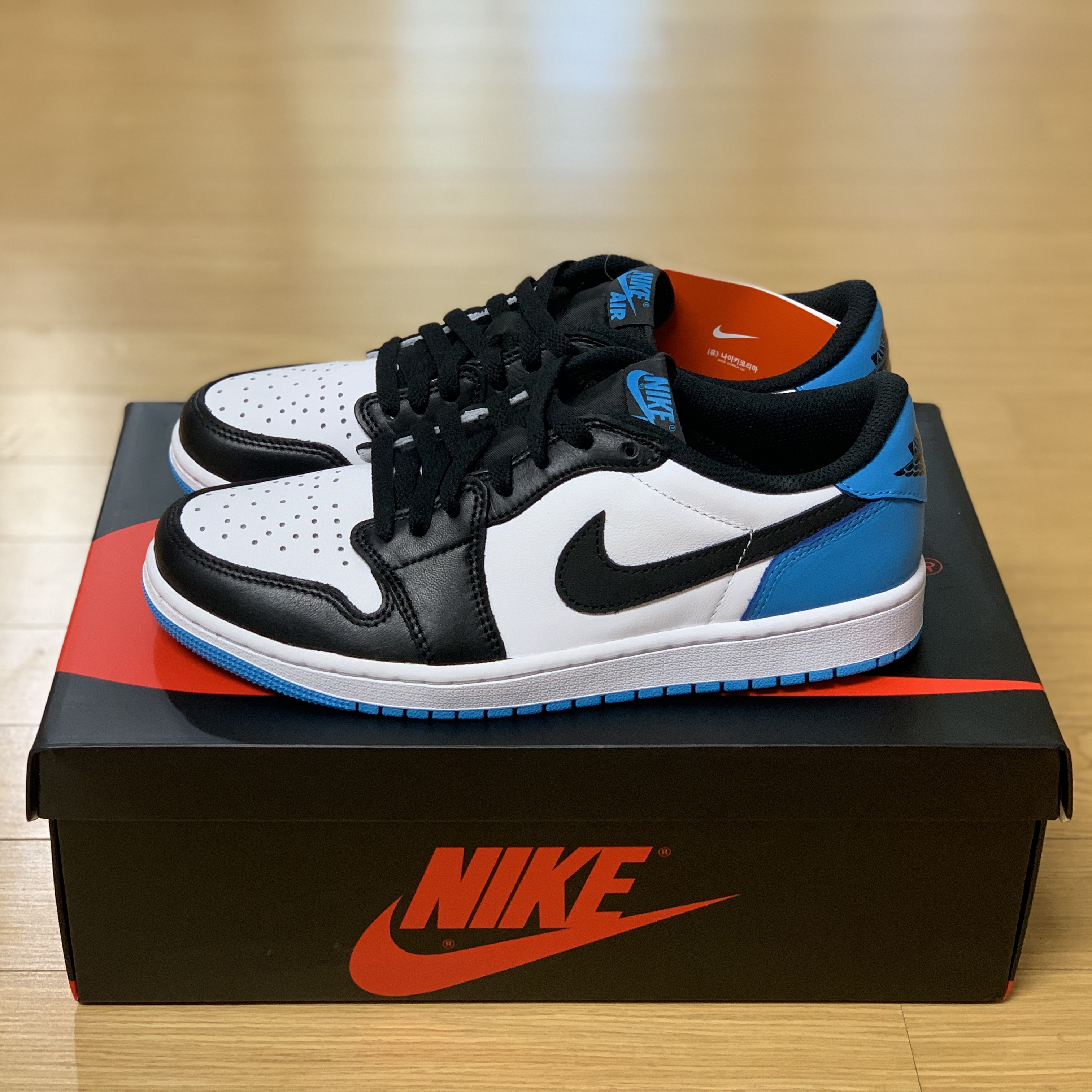 Jordan 1 Retro Low OG Black and Dark Powder Blue 착용 스타일 - 1