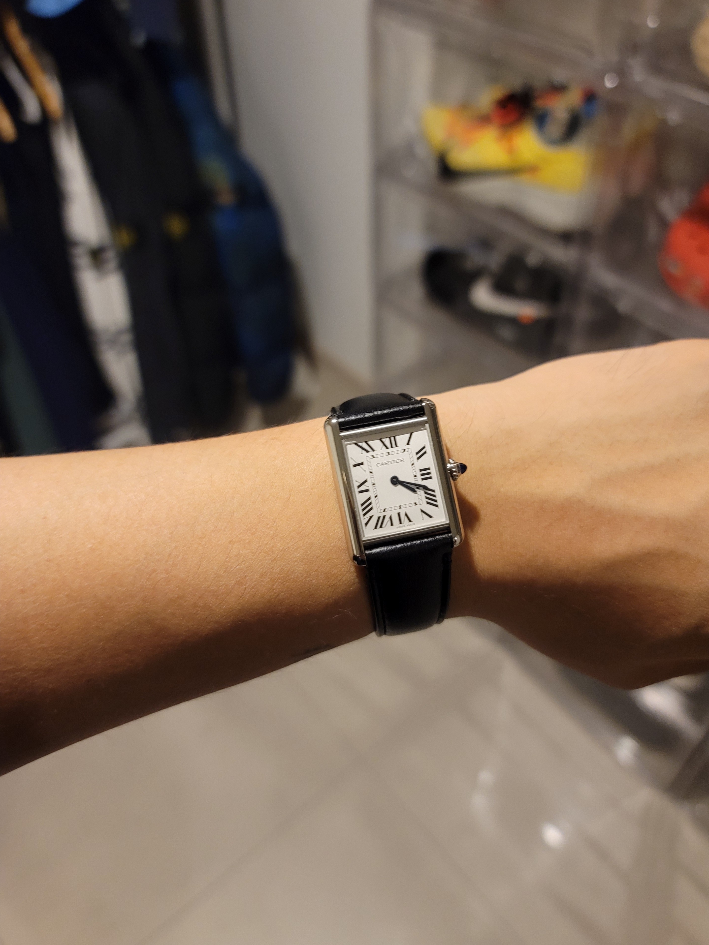 Cartier Tank Must Watch Large SolarBeat Steel Strap without Animal Materials Black 착용 스타일 - 1