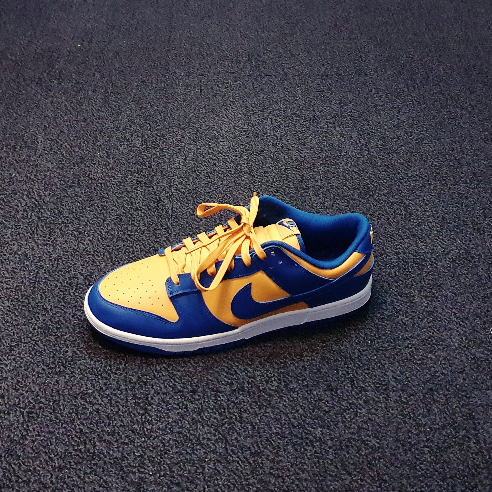 Nike Dunk Low Retro Blue Jay and University Gold 착용 스타일
