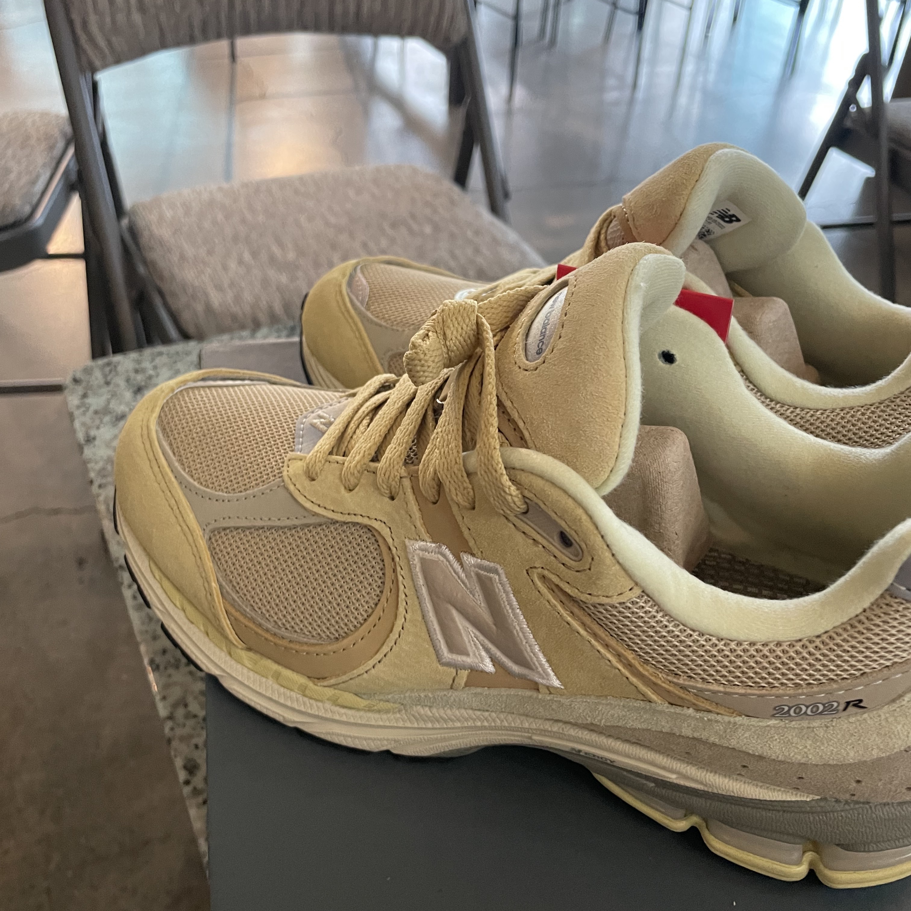 New Balance x Auralee 2002R Yellow Beige 착용 스타일 - 3