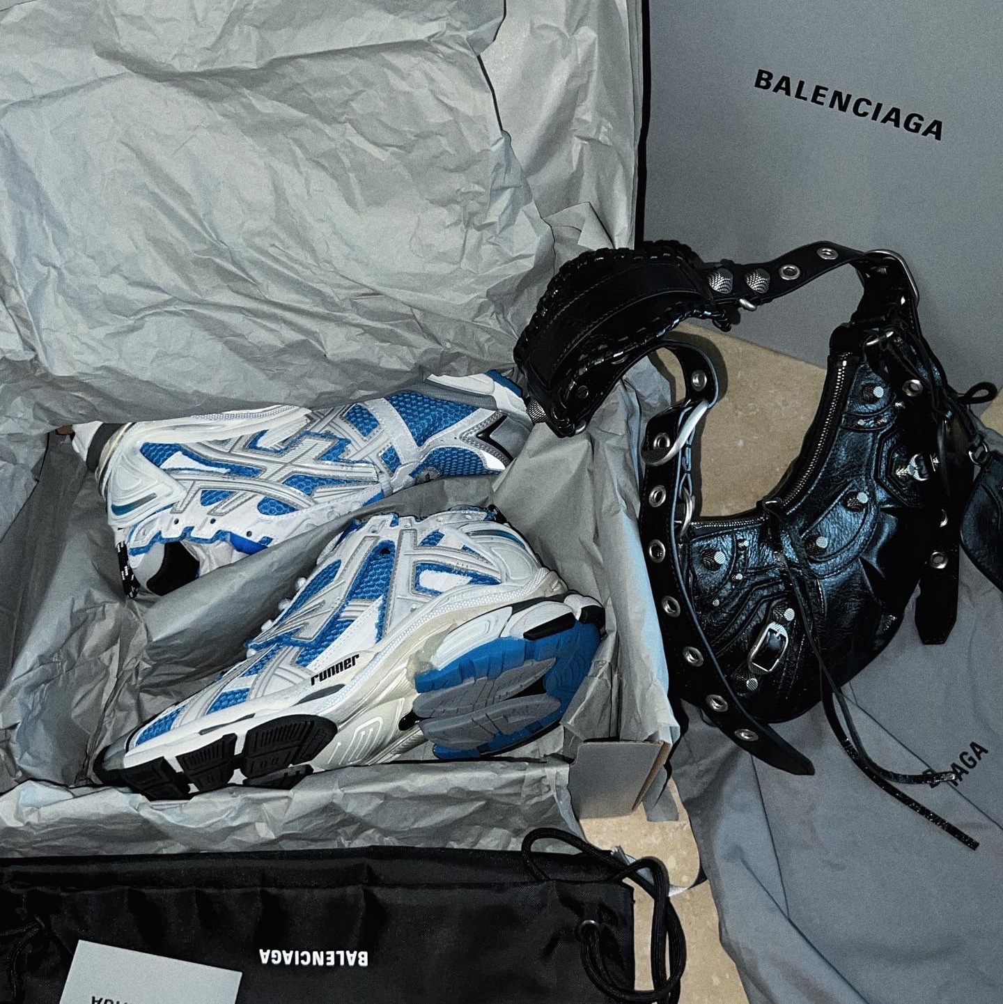 Balenciaga Runner Sneakers Blue White, (W) Balenciaga Runner Sneakers Blue White 착용 스타일 - 3