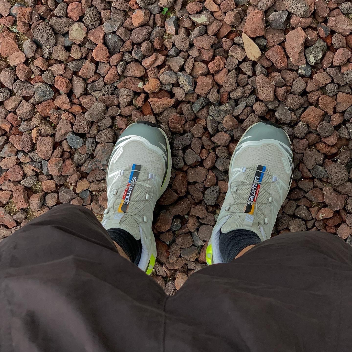 Salomon XT-6 ADV Lunar Rock 착용 스타일 - 3