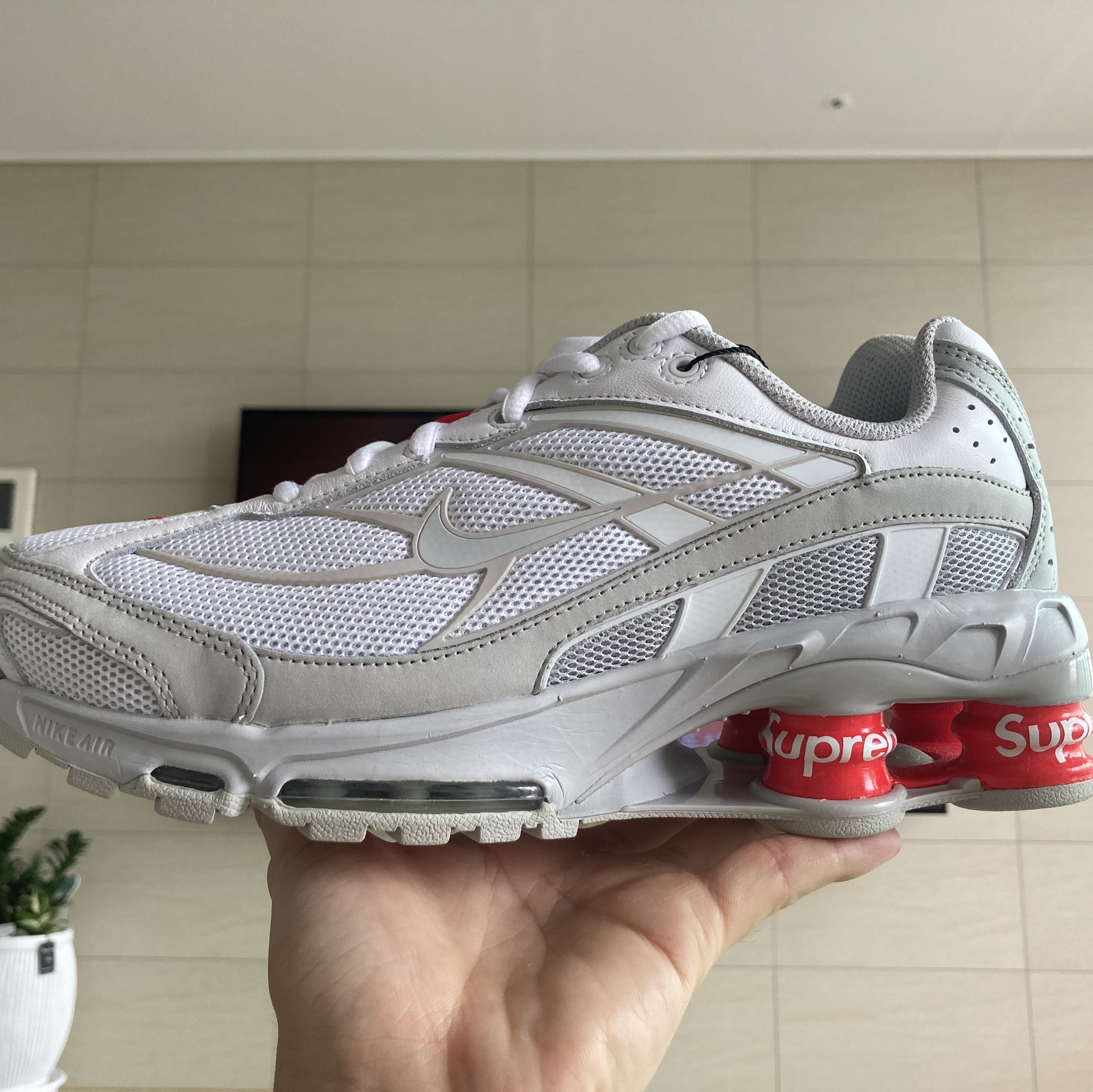 Nike x Supreme Shox Ride 2 SP White 착용 스타일 - 2
