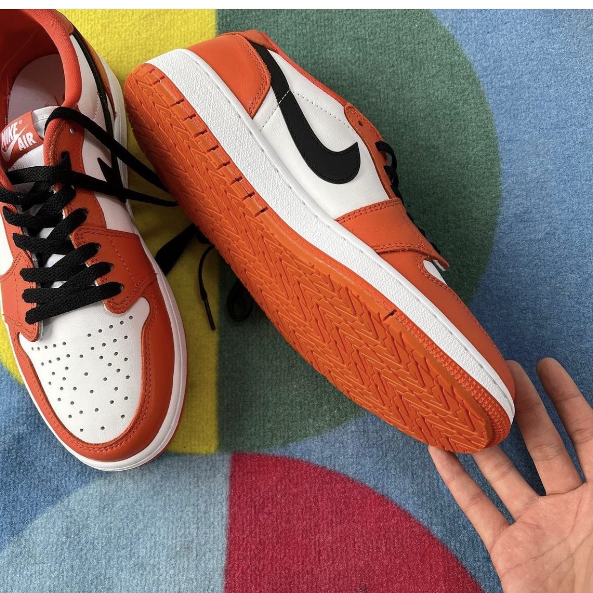 Jordan 1 Retro High OG Black Mocha, Jordan 1 x Travis Scott x Fragment Retro Low OG SP Military Blue 착용 스타일 - 5