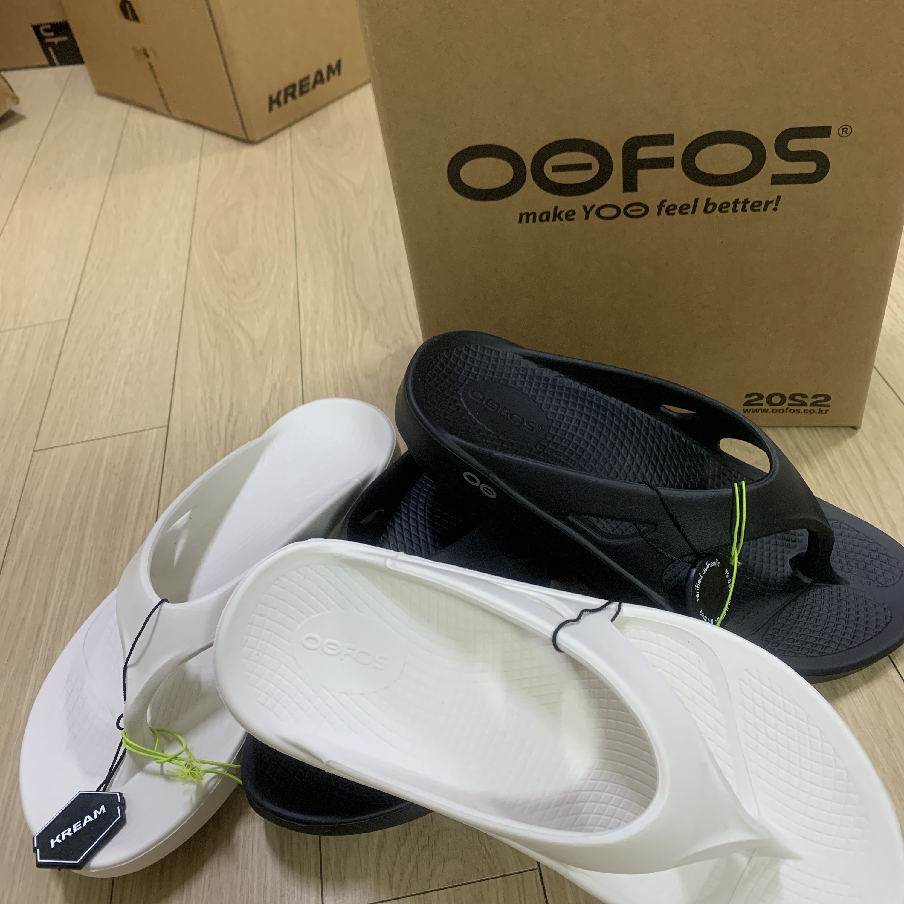 Oofos OOriginal Black, Oofos OOriginal Eggnog & Chalk 착용 스타일