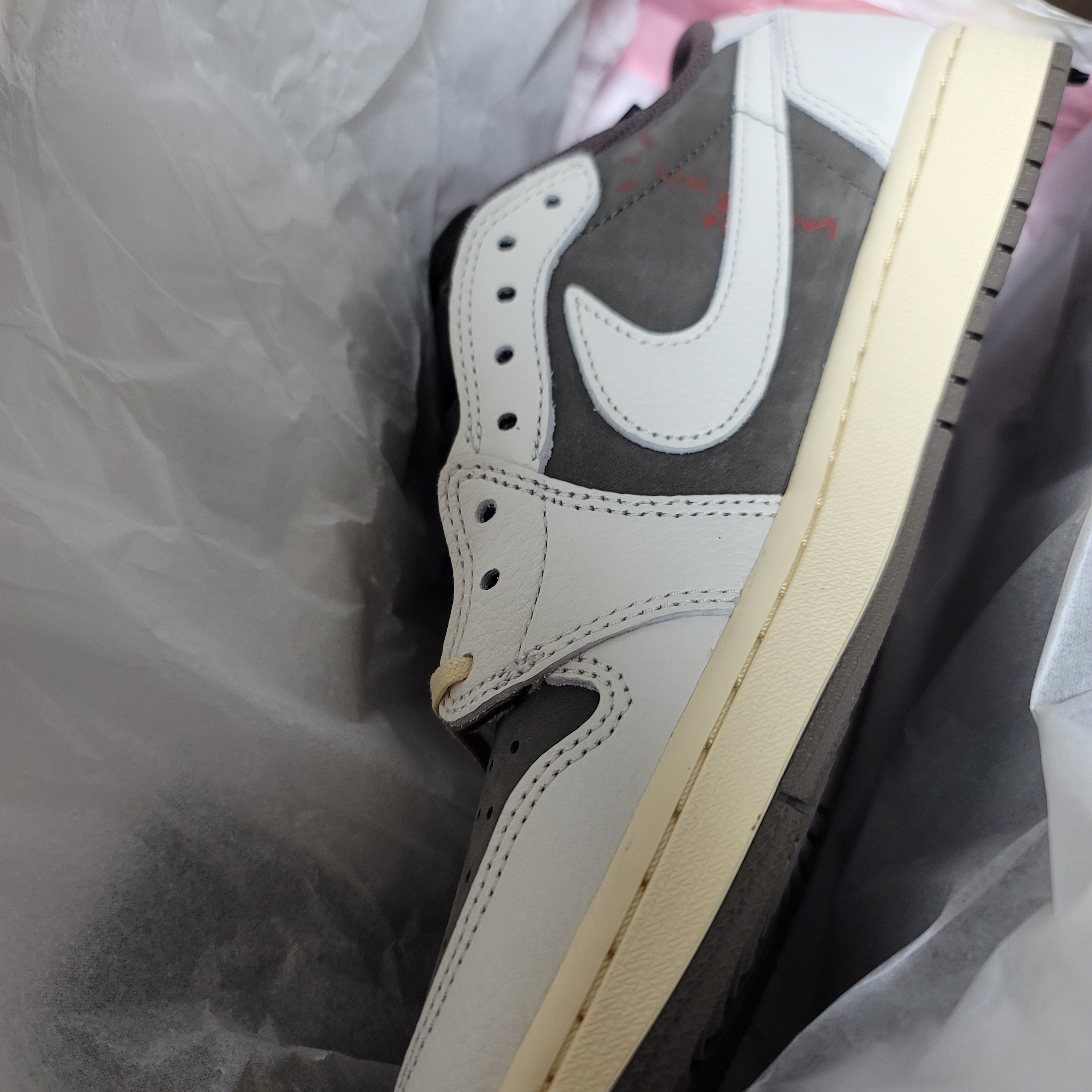 Jordan 1 x Travis Scott Retro Low OG SP Sail and Ridgerock 착용 스타일