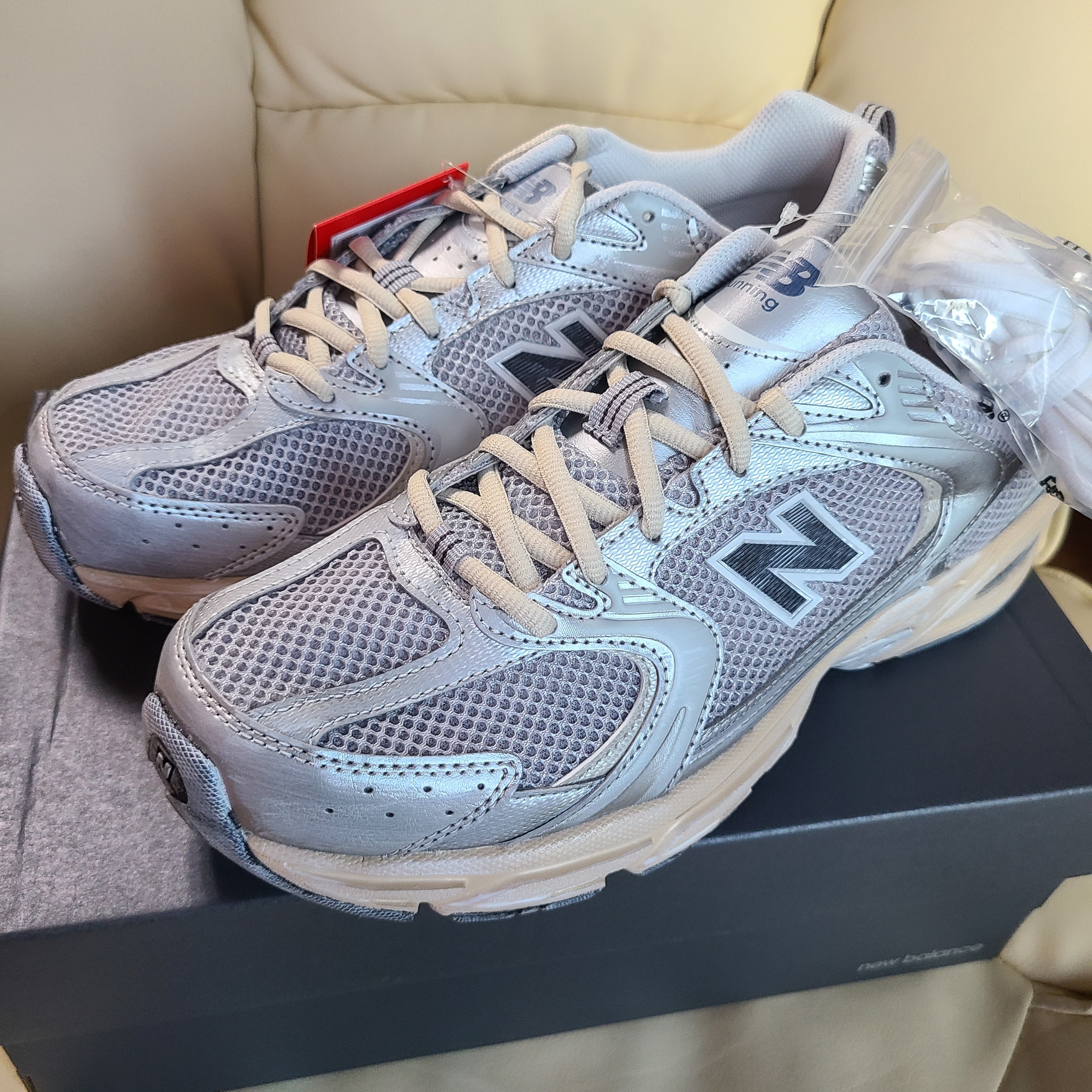 New Balance 530 Vintage Metallic Silver 착용 스타일 - 1