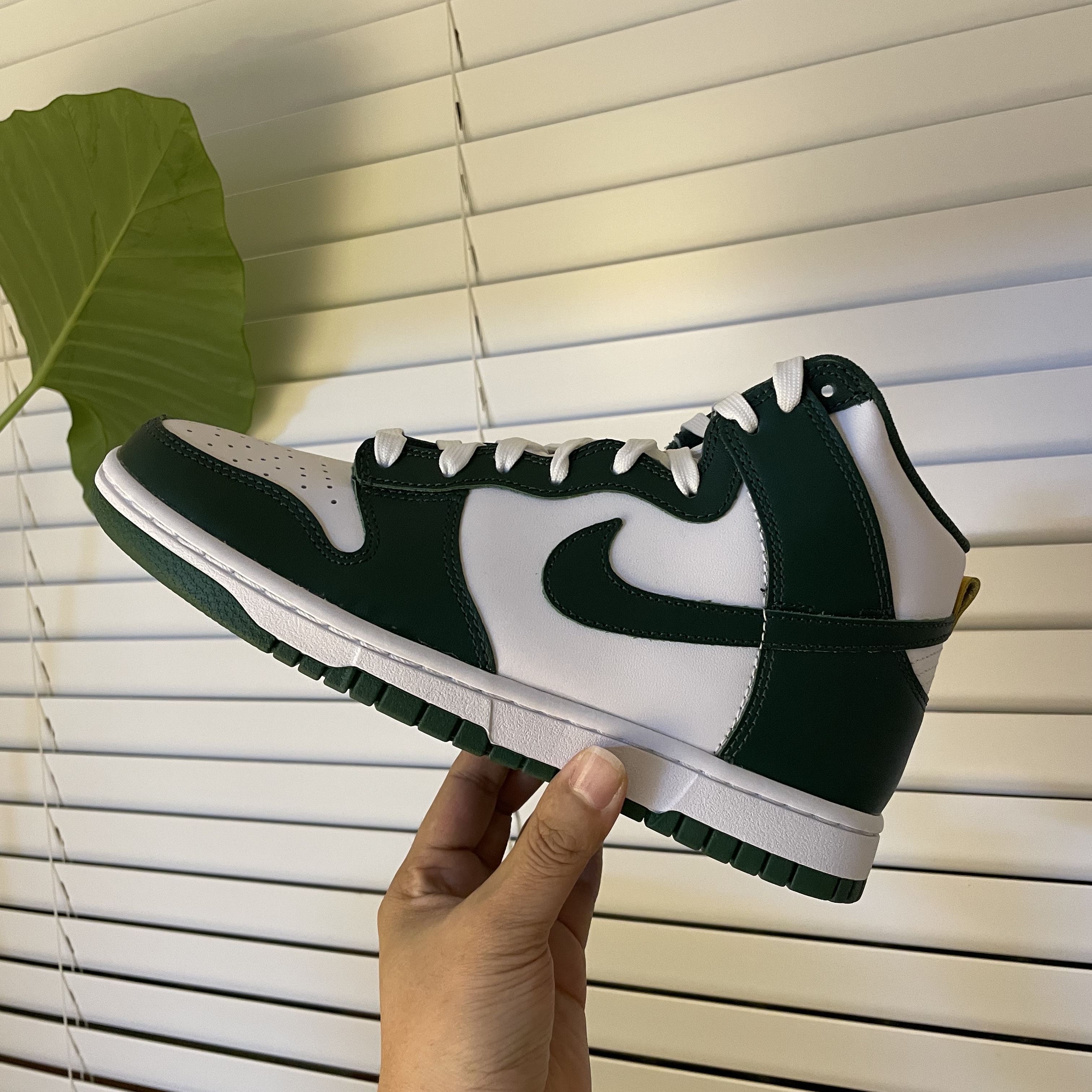 Nike Dunk High Retro Noble Green 착용 스타일 - 1