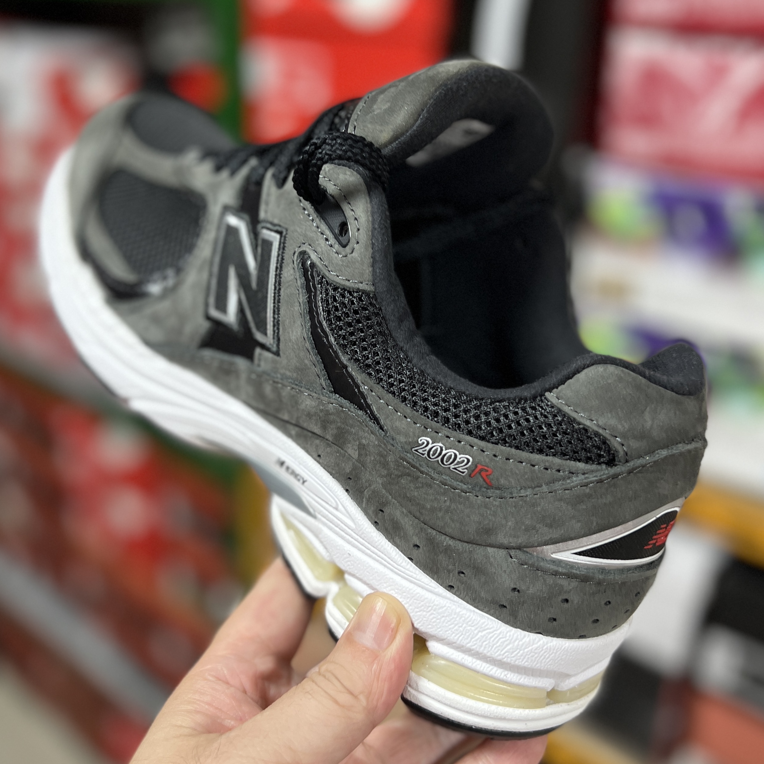 New Balance 2002R Black 착용 스타일 - 2