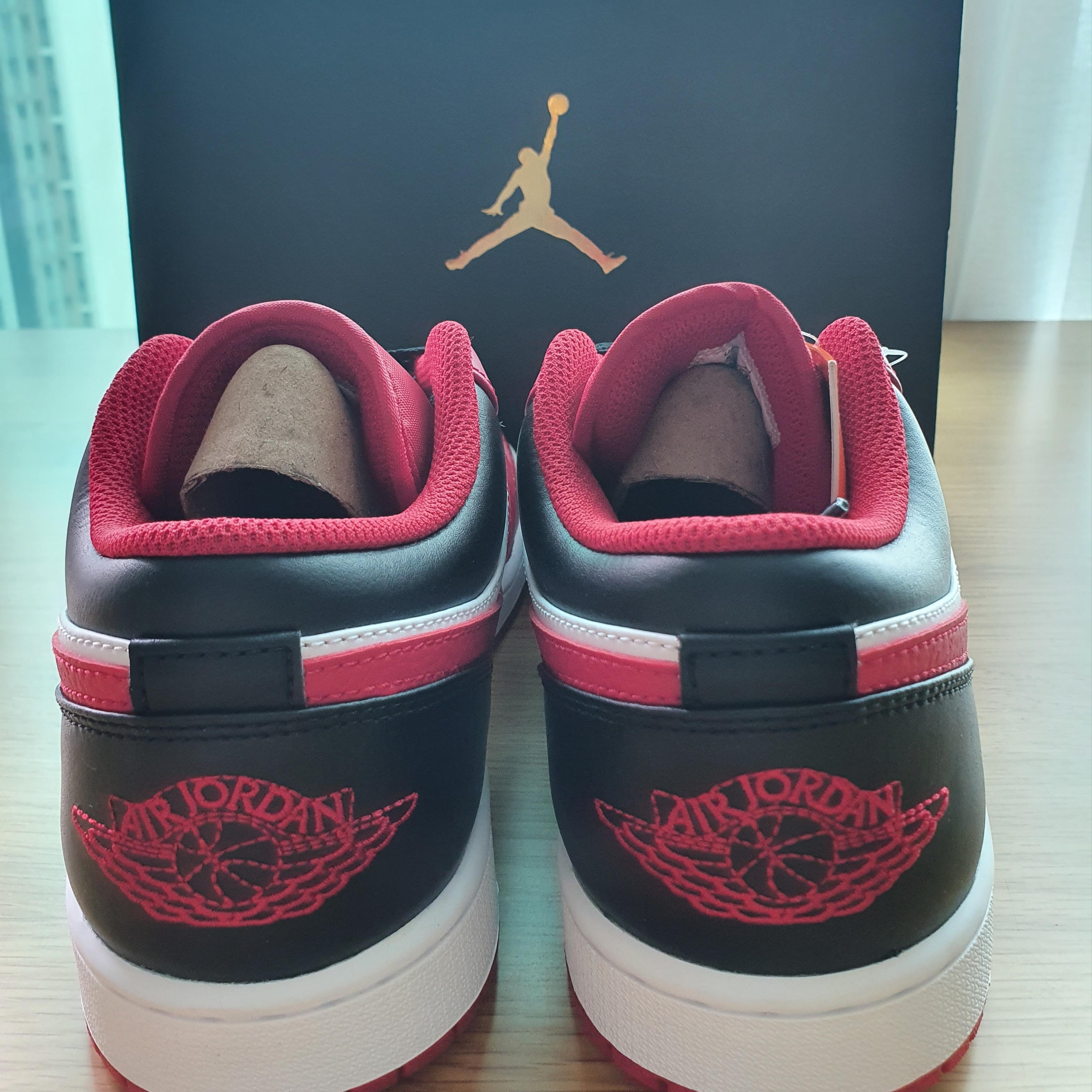 Jordan 1 Low White Gym Red Black 착용 스타일 - 3