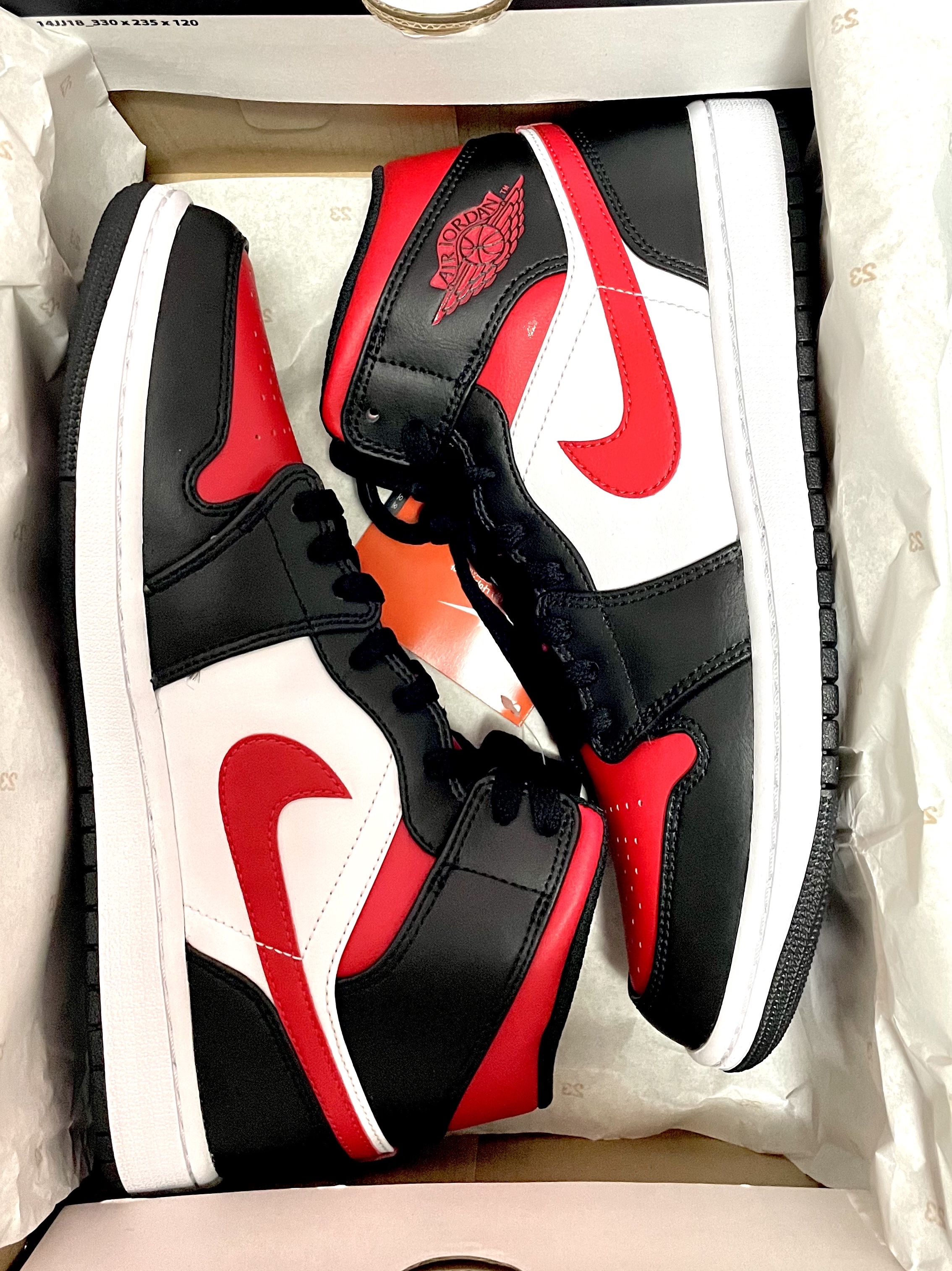 Jordan 1 Mid Black Fire Red 착용 스타일