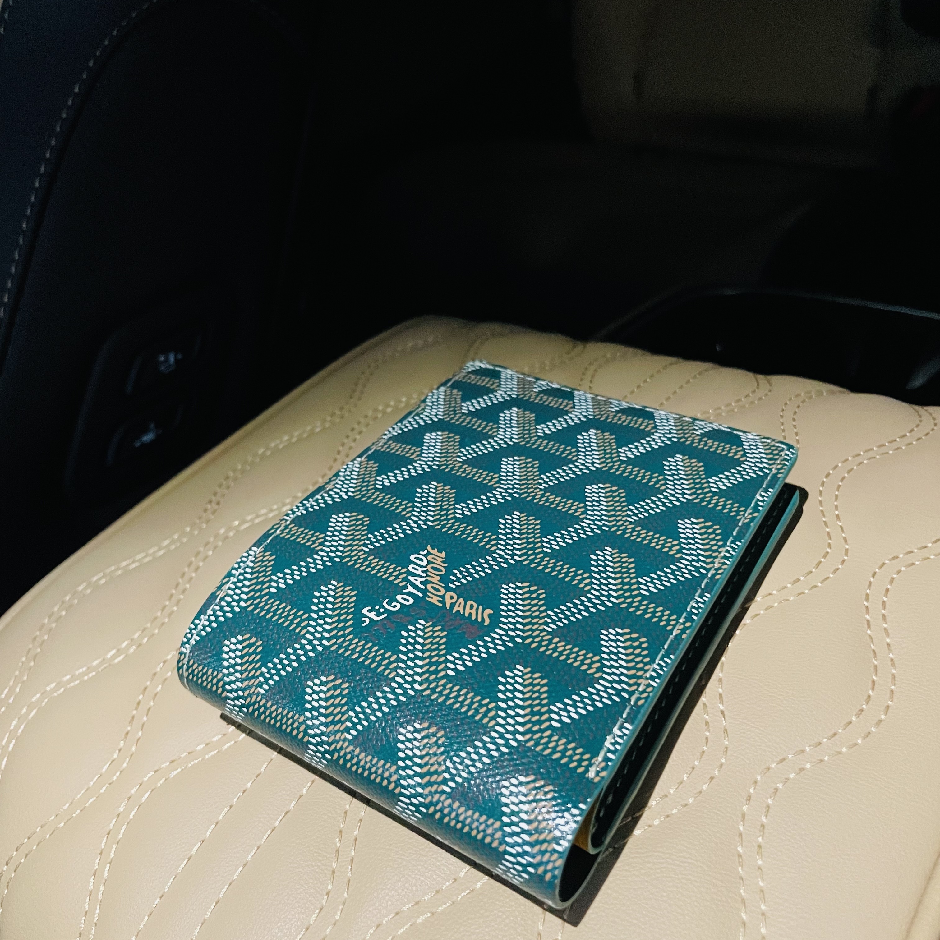 Goyard Victoire Wallet Green 착용 스타일
