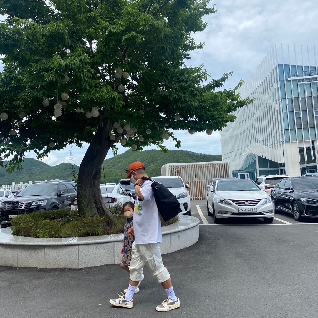 Jordan 1 x Travis Scott Retro Low OG SP Sail and Ridgerock, Nike x Drake Nocta Golf Pants Sail - US/EU 착용 스타일 - 2