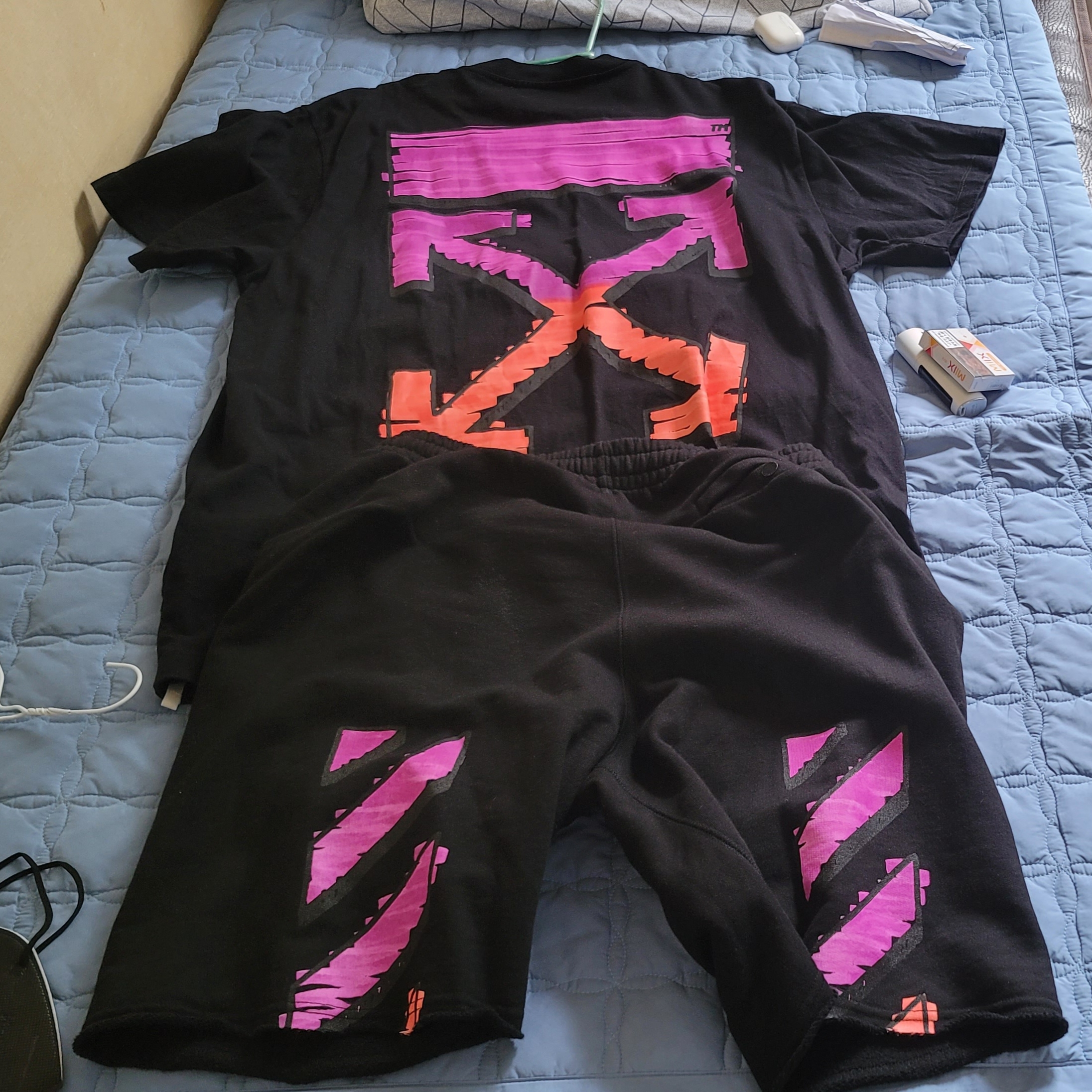 Off-White Marker Slim S/S T-Shirt Black, Off-White Marker Sweatshorts Black 착용 스타일