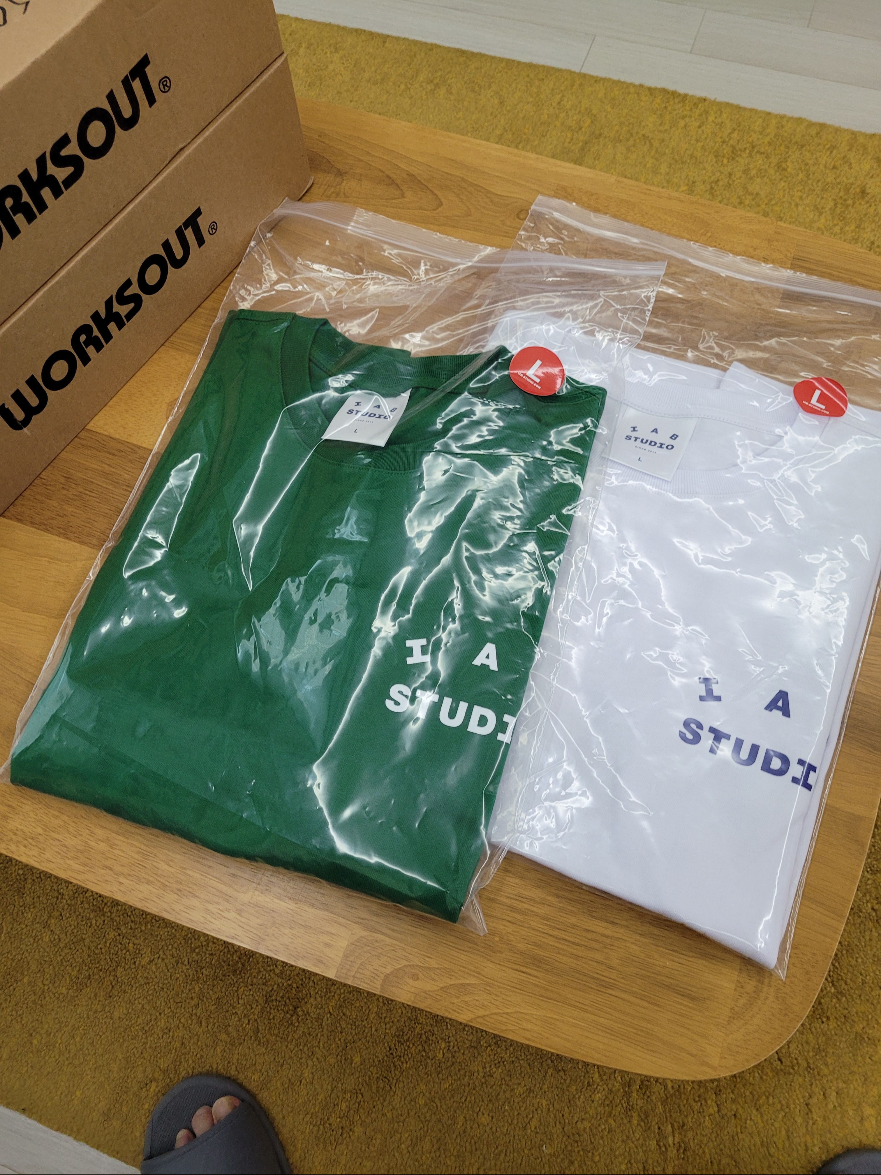 IAB Studio T-Shirt White Navy - 22FW, IAB Studio T-Shirt Green - 22FW 착용 스타일