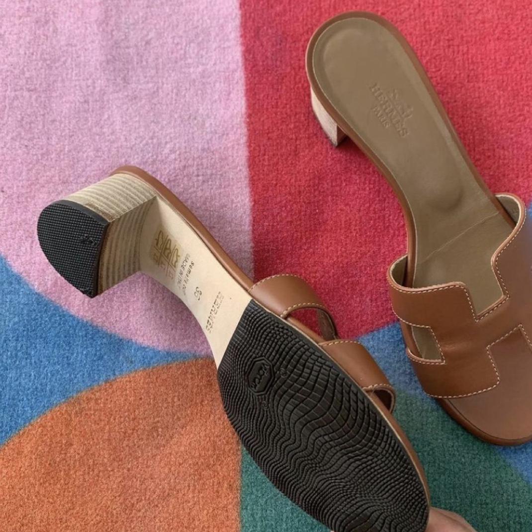 (W) Hermes Oran Sandal Calfskin & Gold Piqures Ecrues 착용 스타일 - 5