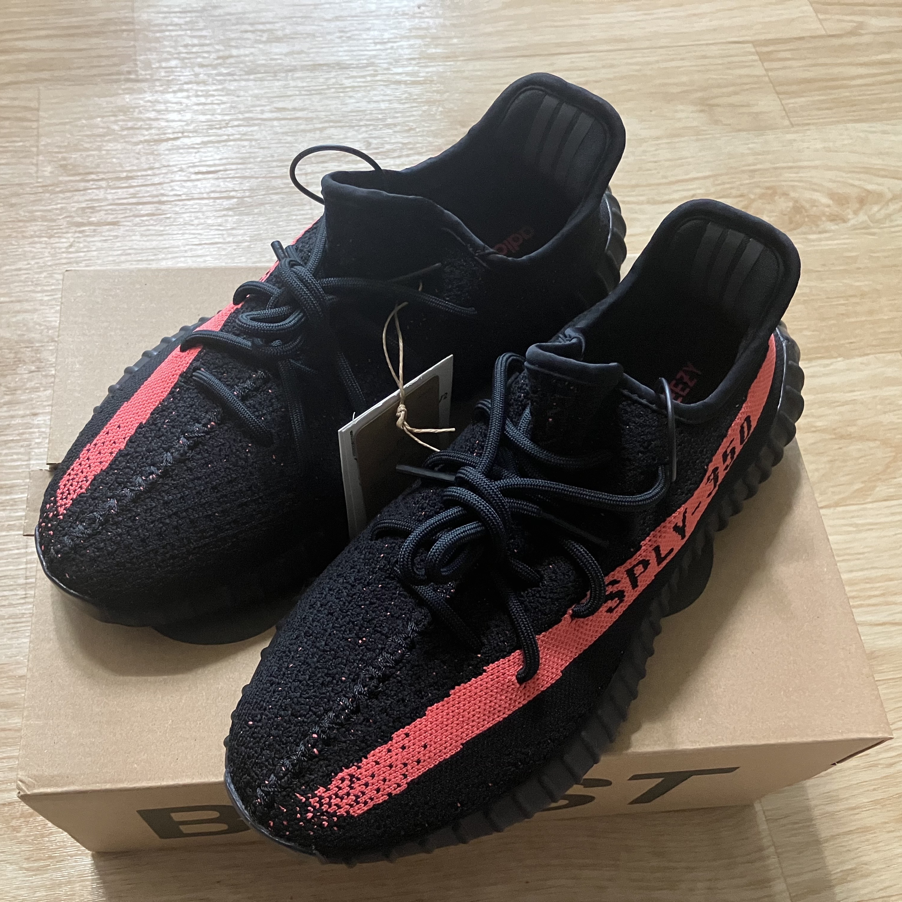 Adidas Yeezy Boost 350 V2 Core Black Red 2022/2023 착용 스타일