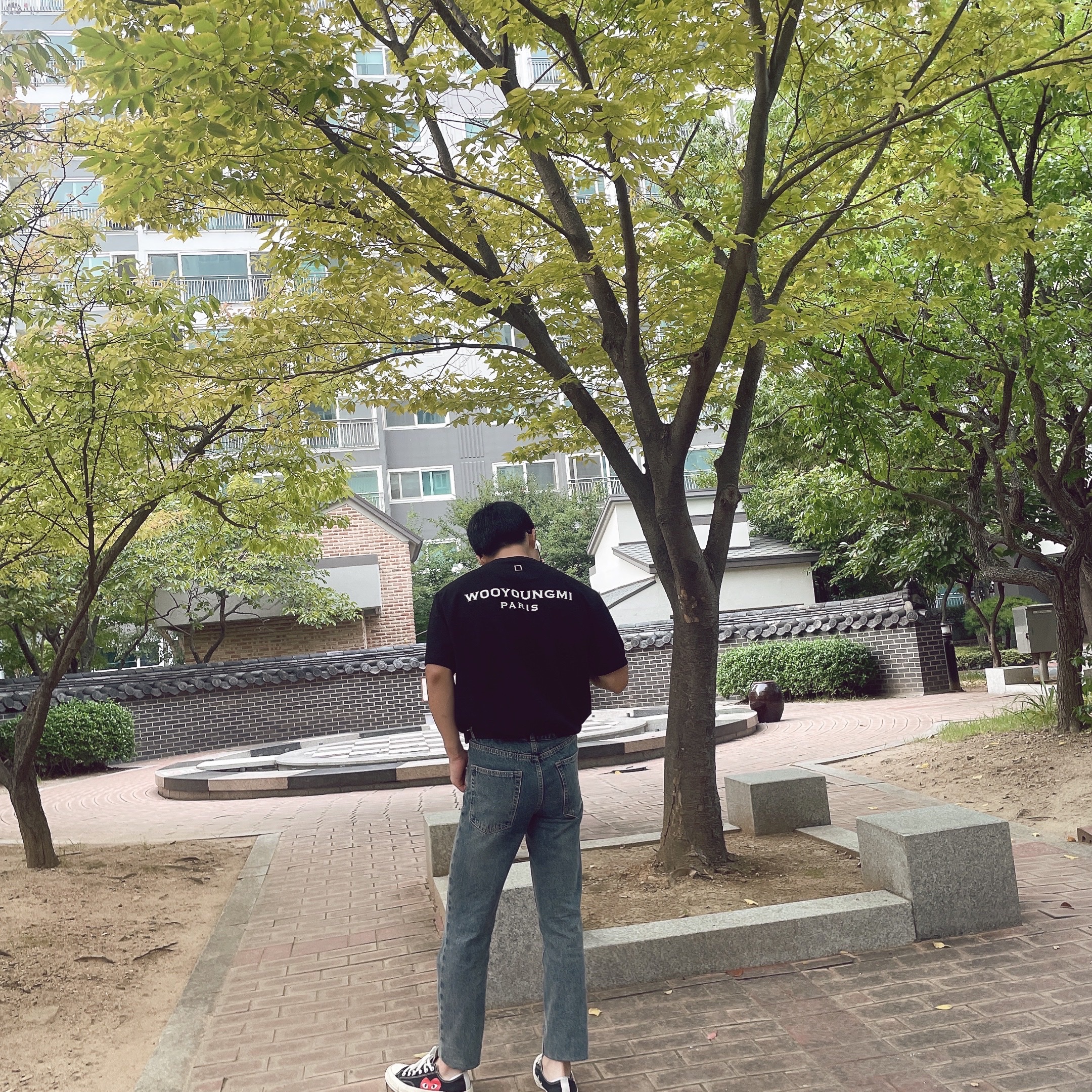 Wooyoungmi White Back Logo T-Shirt Black - 22FW 착용 스타일