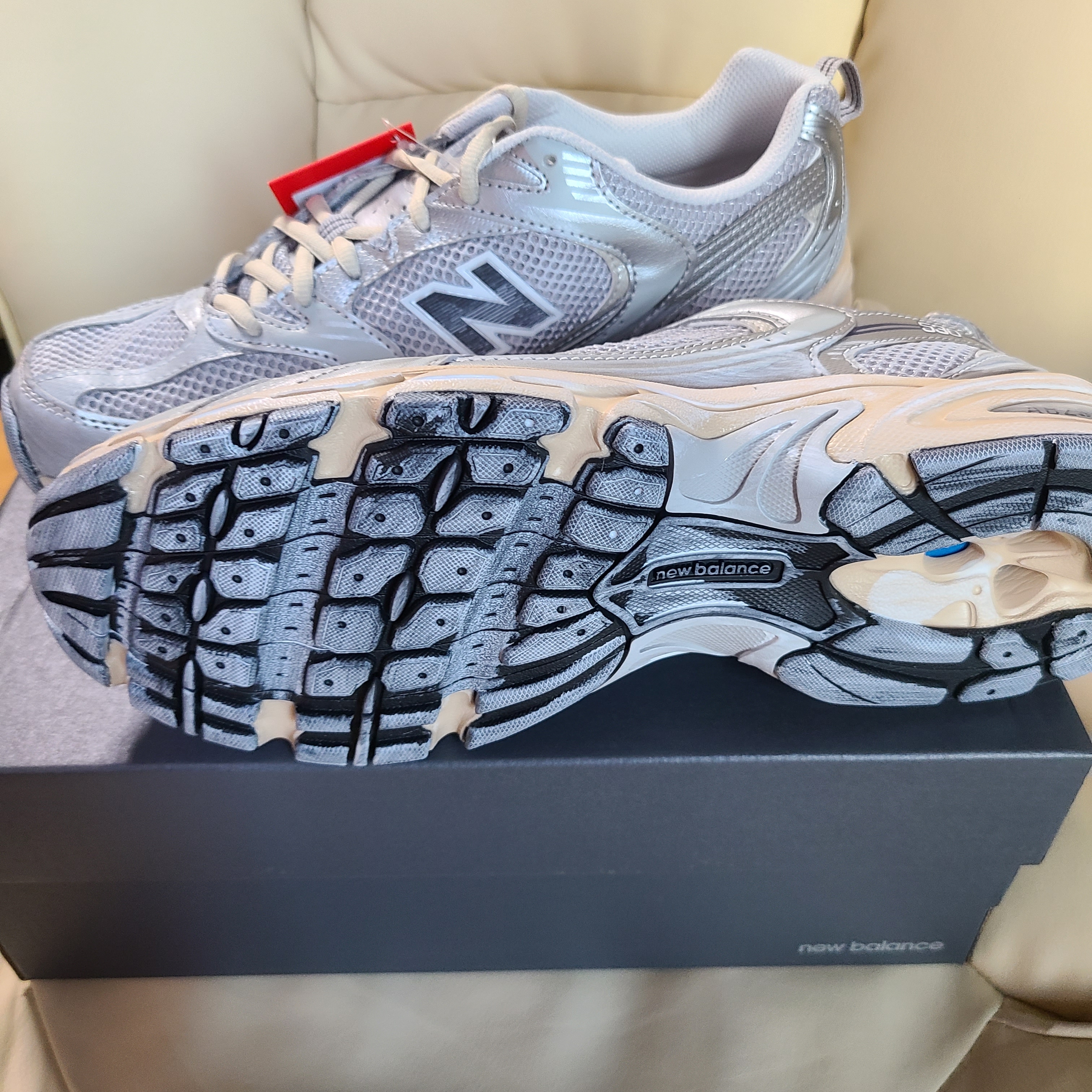 New Balance 530 Vintage Metallic Silver 착용 스타일 - 2