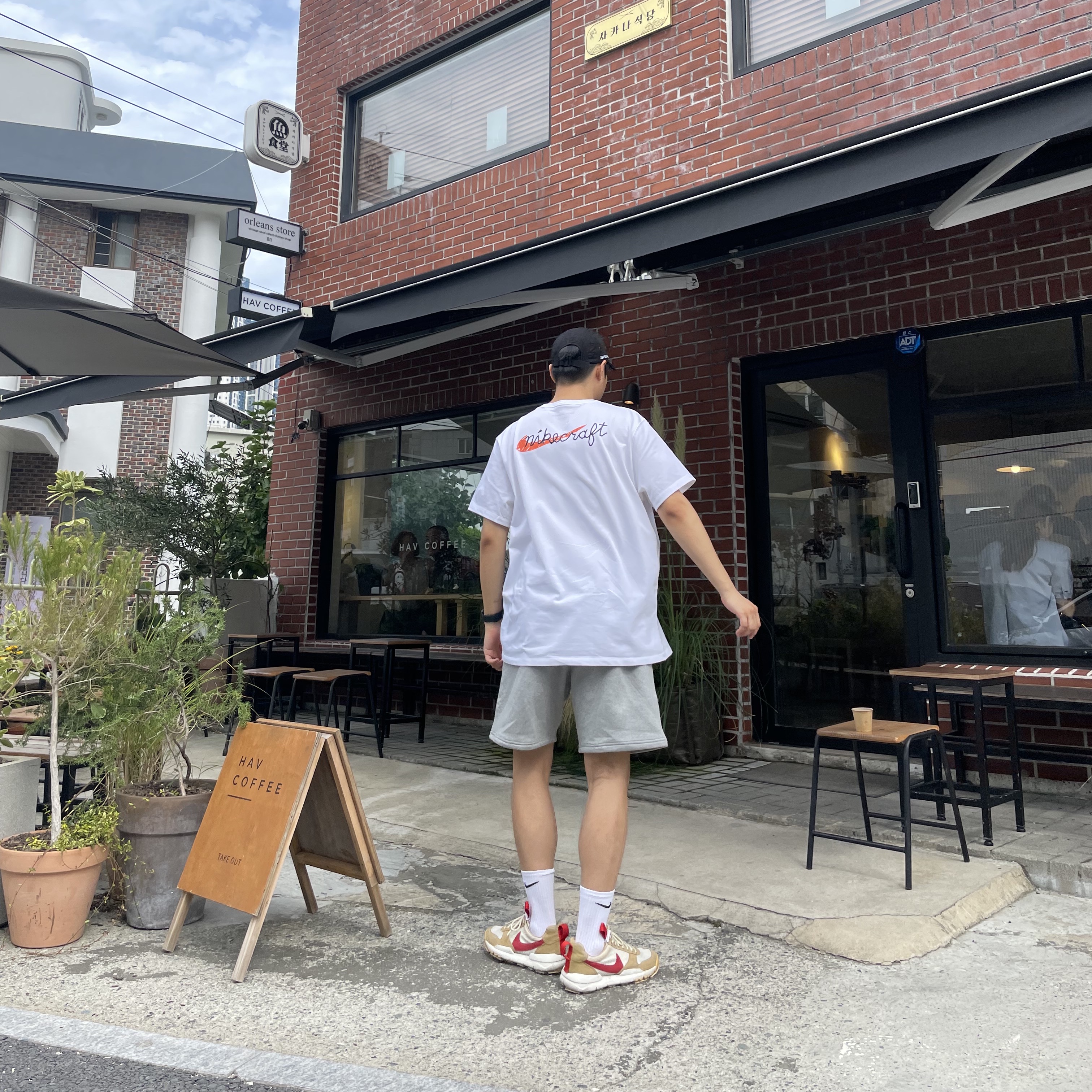 Nike x Tom Sachs Nikecraft Studio T-Shirt White, Nike x Tom Sachs Mars Yard Shoe 2.0 Space Camp 착용 스타일
