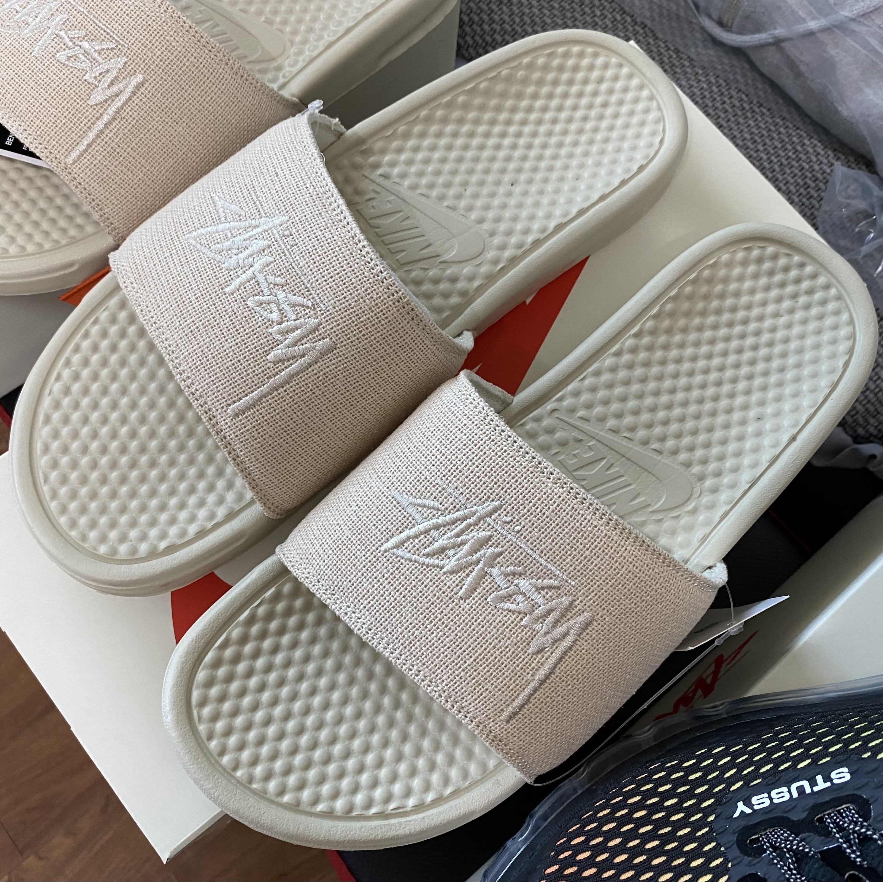 Nike x Stussy Benassi Hemp Slide Fossil Stone 착용 스타일 - 1