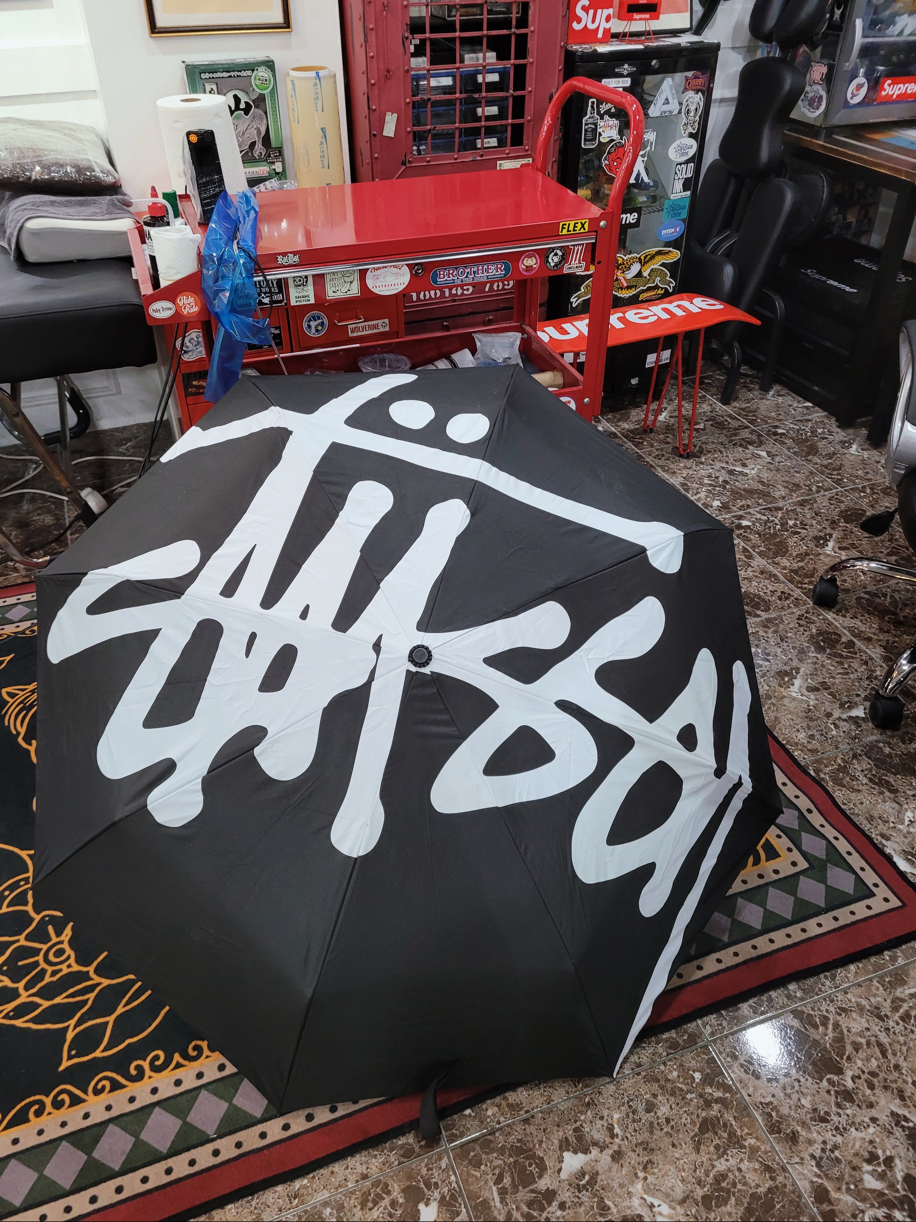 Stussy x BAPE Trucker Cap Black, Stussy Big Logo Umbrella Black 착용 스타일 - 2
