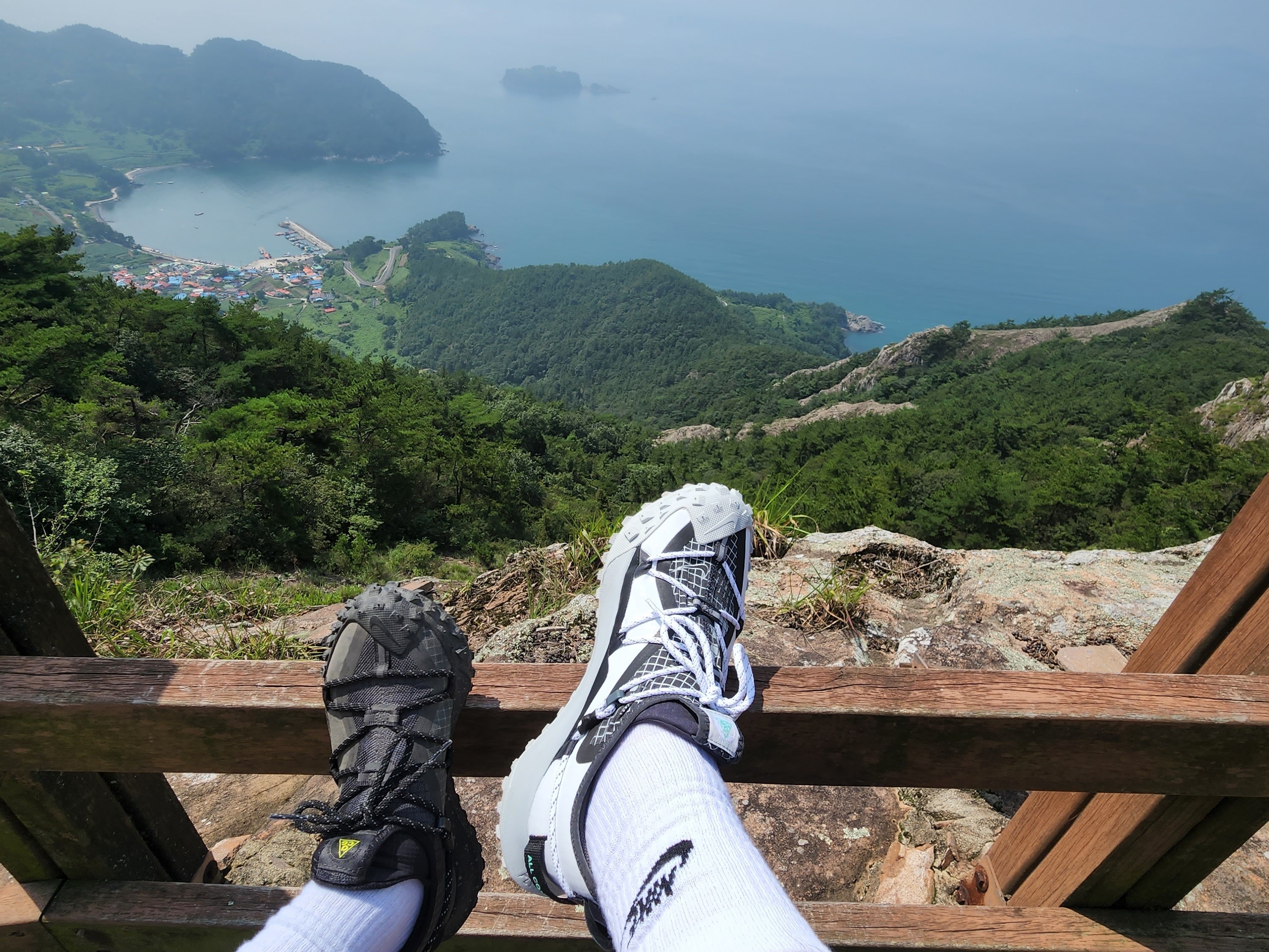 Nike ACG Mountain Fly Low SE White and Black 착용 스타일 - 3