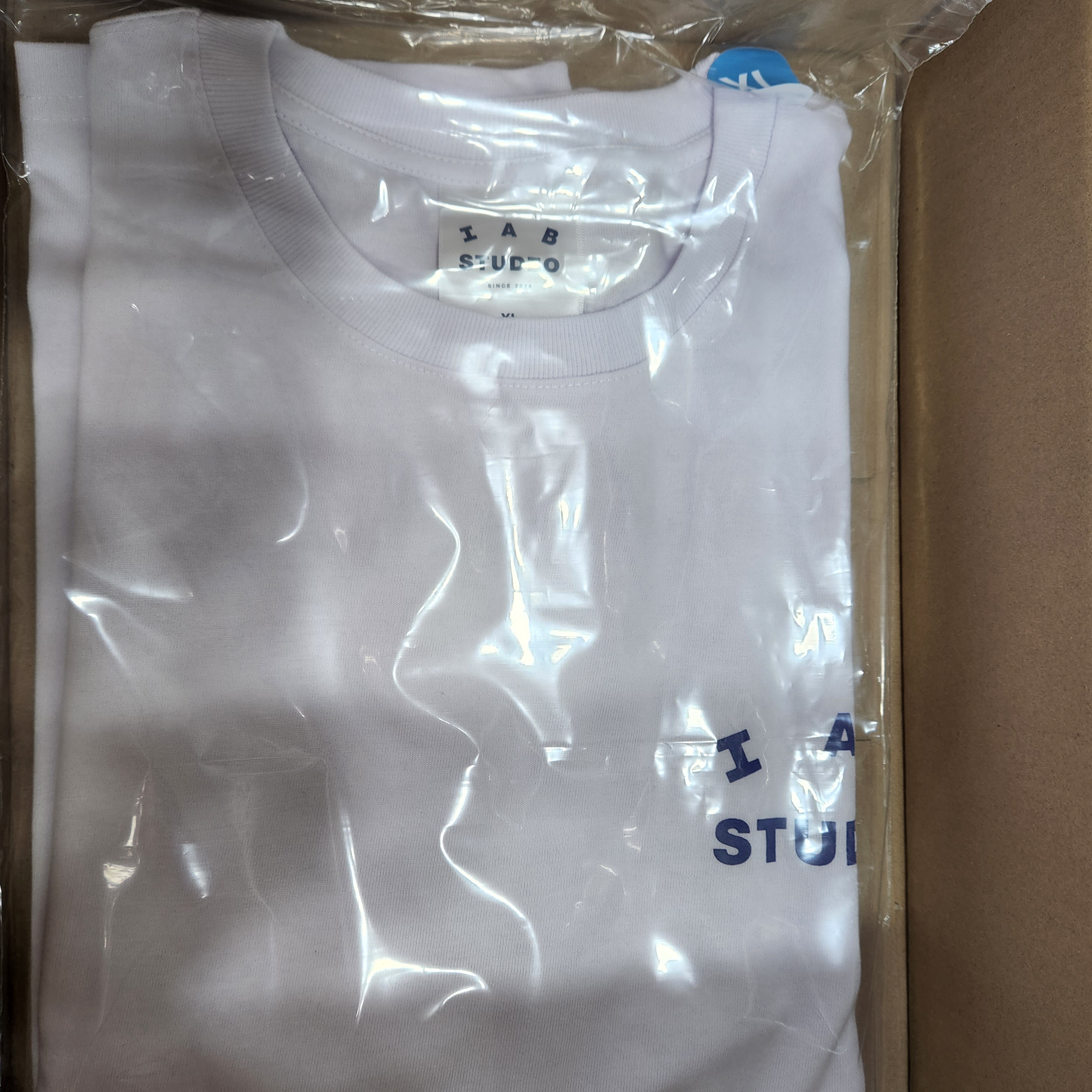 IAB Studio T-Shirt White Navy - 22FW, IAB Studio Zip-Up Hoodie Gray - 22FW 착용 스타일 - 1
