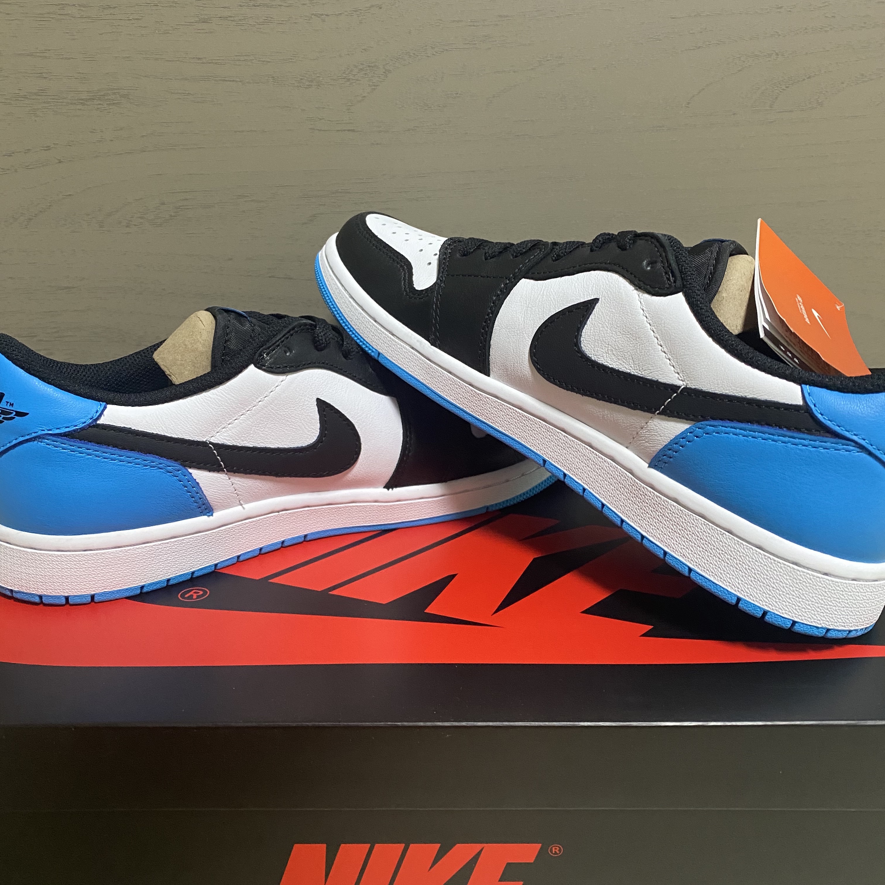 Jordan 1 Retro Low OG Black and Dark Powder Blue 착용 스타일 - 2