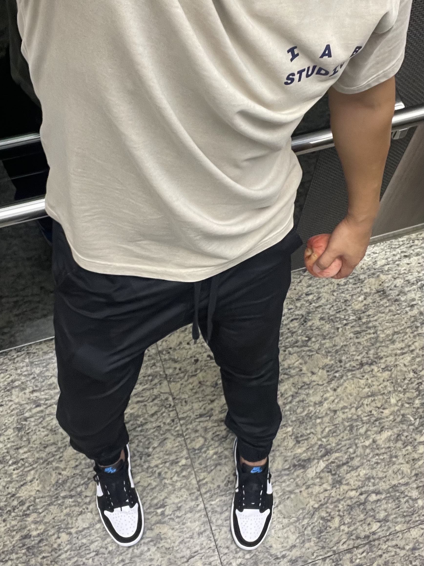 Jordan 1 Retro Low OG Black and Dark Powder Blue 착용 스타일