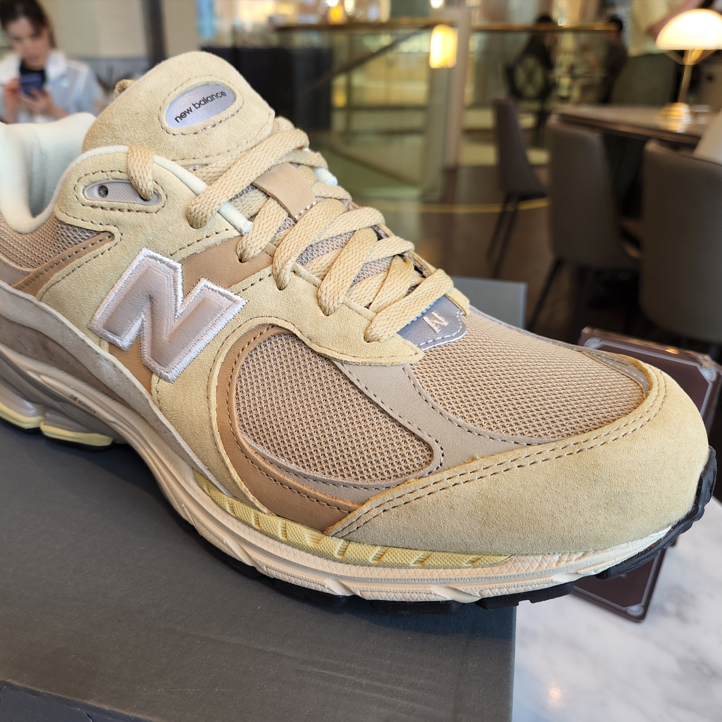 New Balance x Auralee 2002R Yellow Beige 착용 스타일
