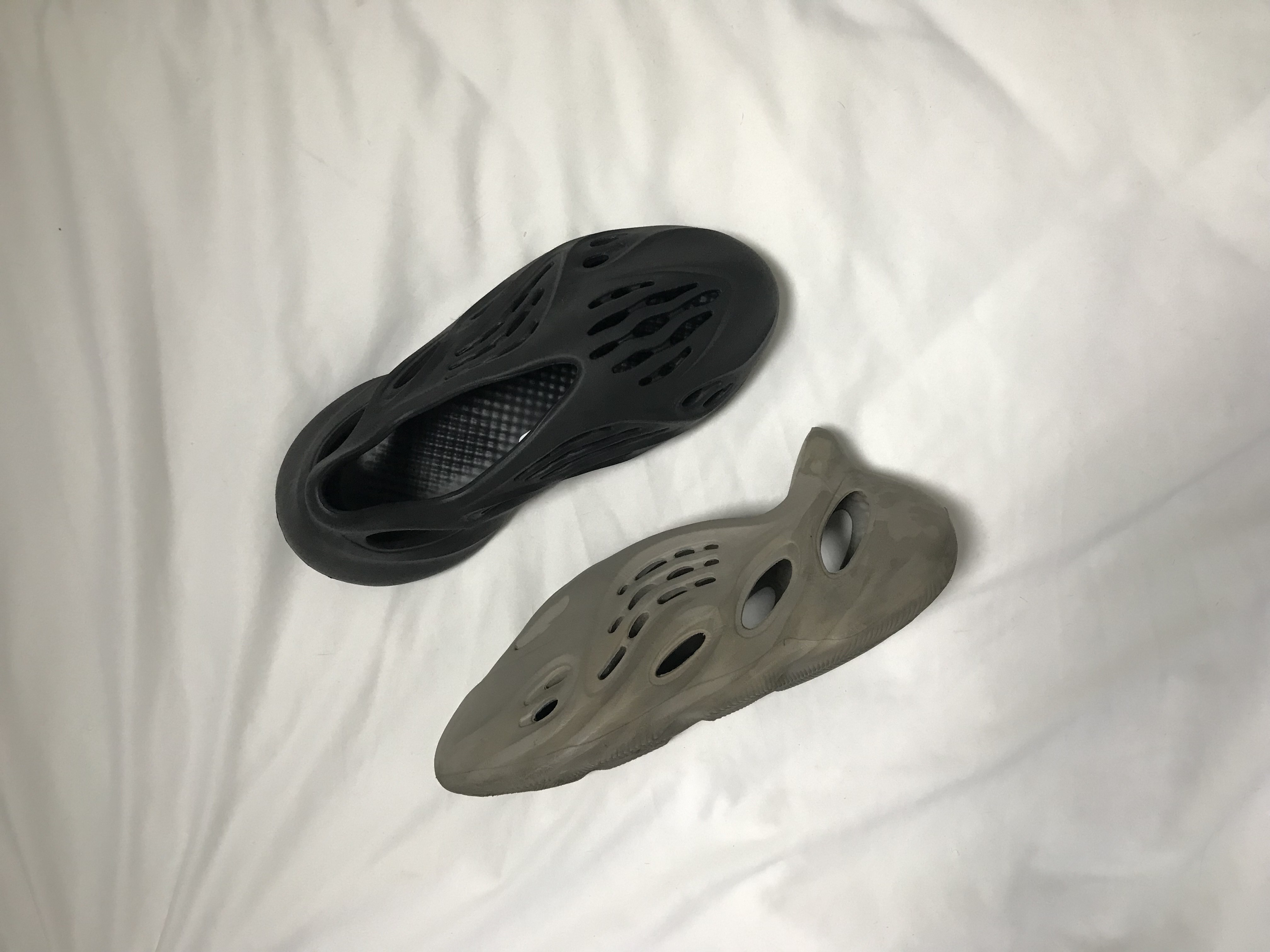 Adidas Yeezy Foam RNNR Stone Sage, Adidas Yeezy Foam RNNR Onyx 착용 스타일 - 1