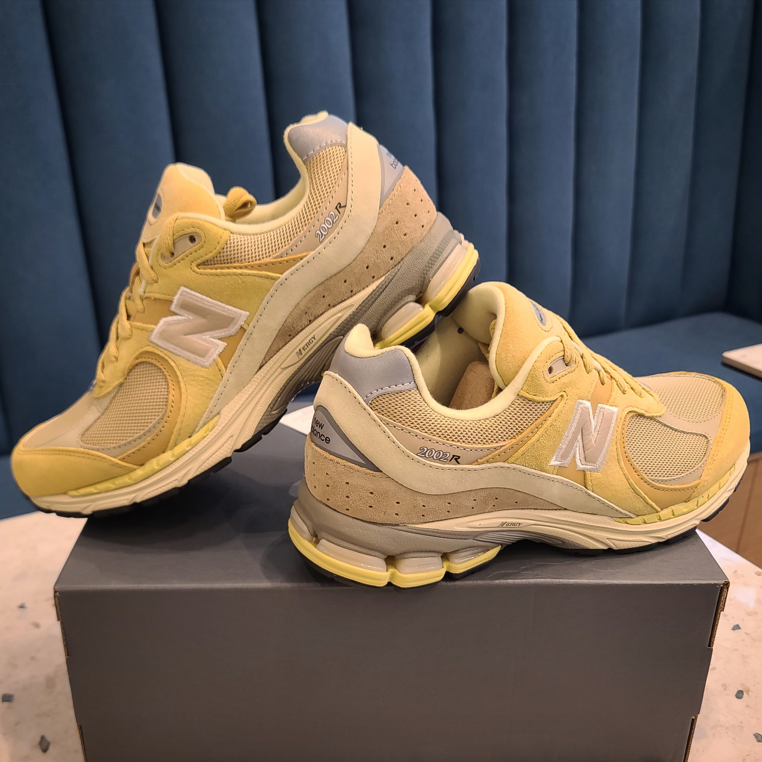New Balance x Auralee 2002R Yellow Beige 착용 스타일 - 2