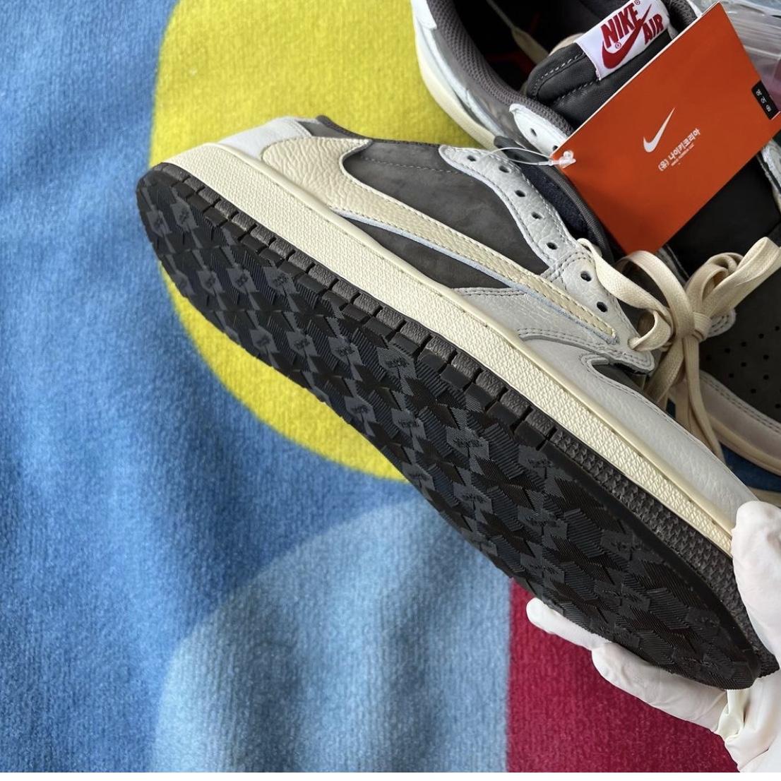 Jordan 1 x Travis Scott Retro Low OG SP Sail and Ridgerock 착용 스타일 - 5