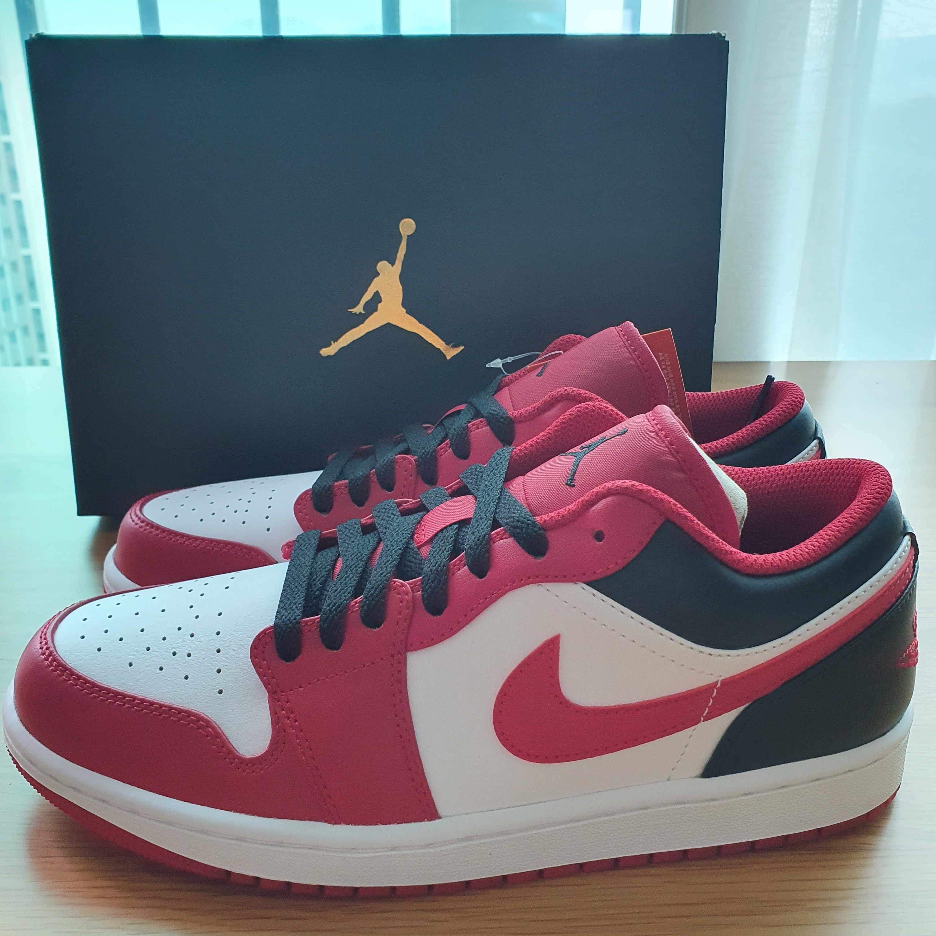 Jordan 1 Low White Gym Red Black 착용 스타일 - 2