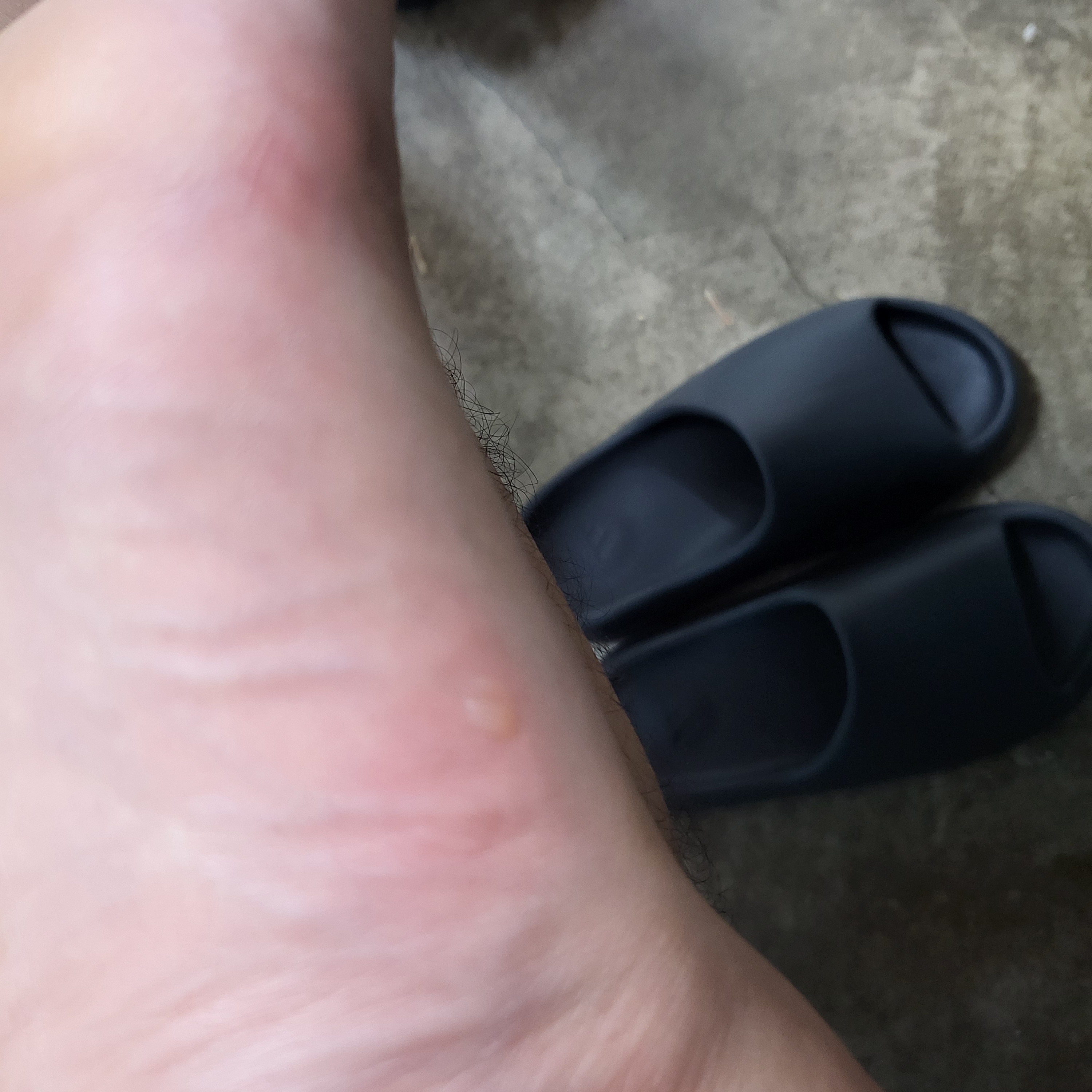 Adidas Yeezy Slide Onyx 착용 스타일 - 2