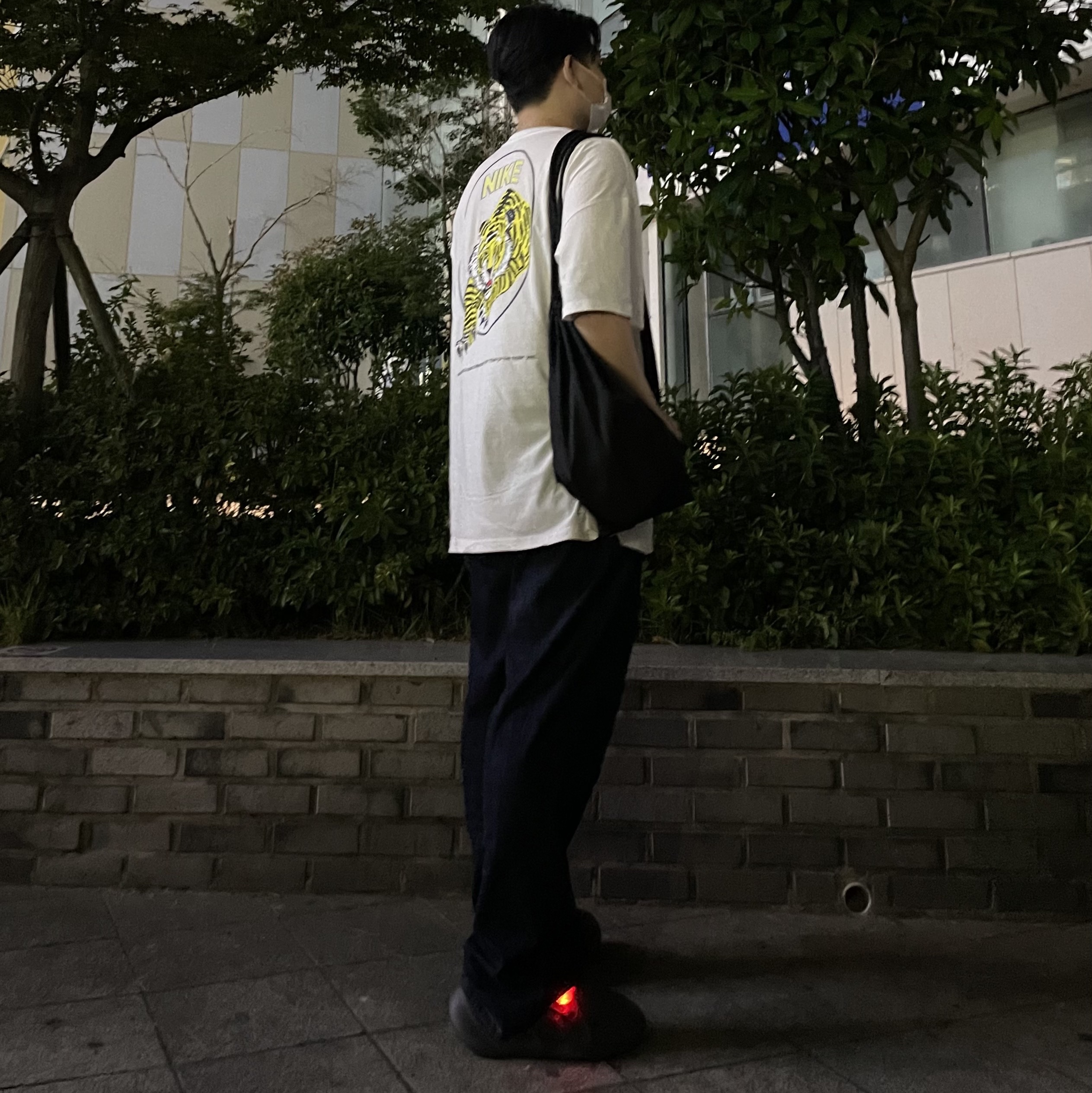 Adidas Yeezy Foam RNNR Onyx 착용 스타일