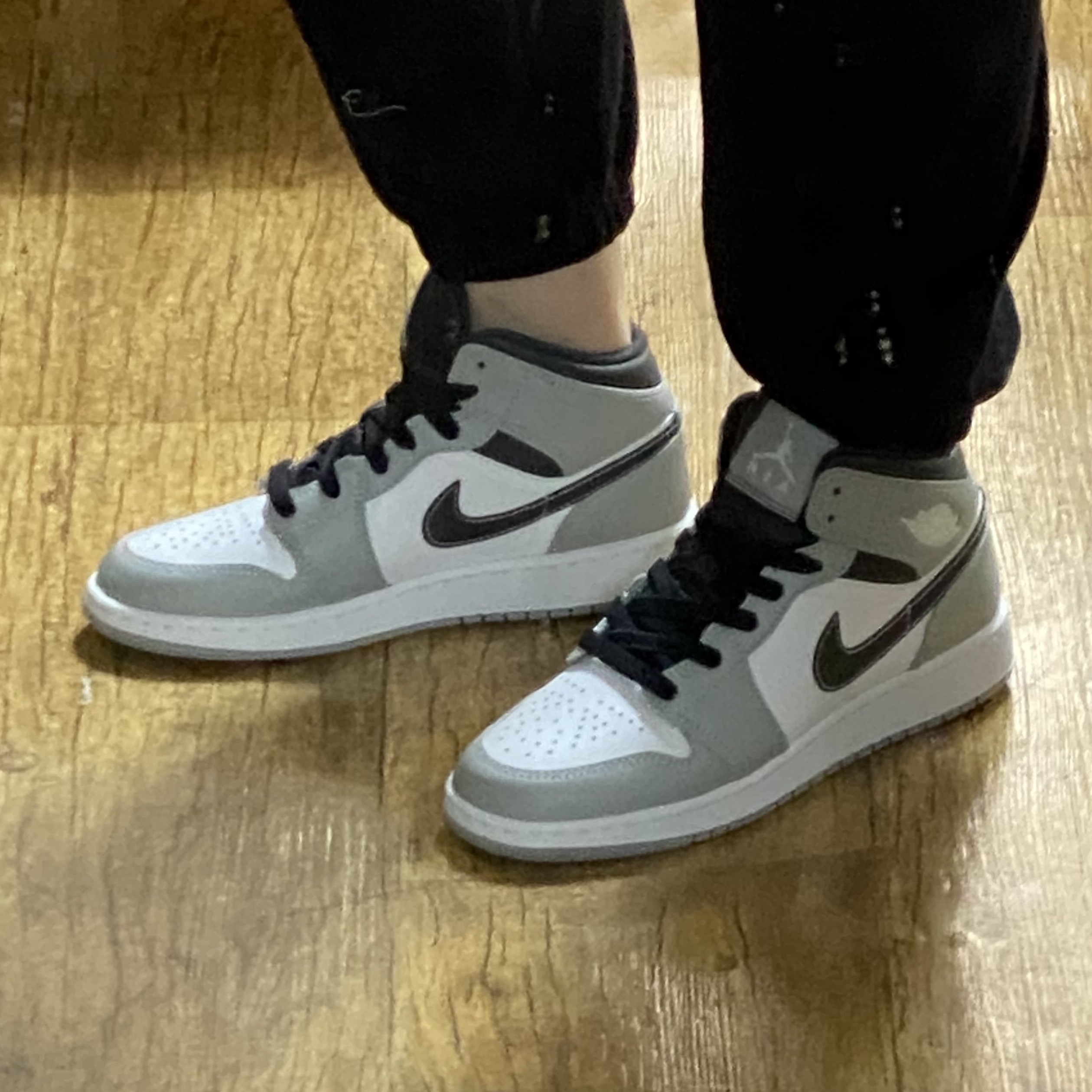 (GS) Jordan 1 Mid Light Smoke Grey Anthracite 착용 스타일 - 1