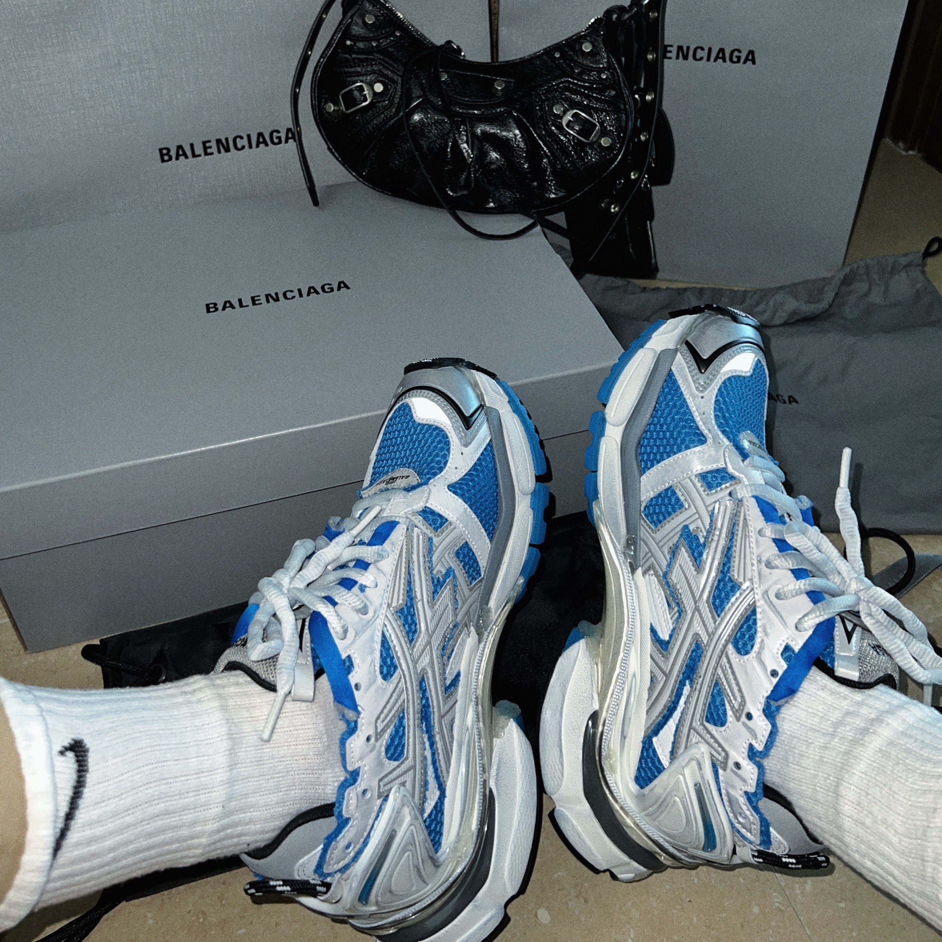 Balenciaga Runner Sneakers Blue White, (W) Balenciaga Runner Sneakers Blue White 착용 스타일 - 2