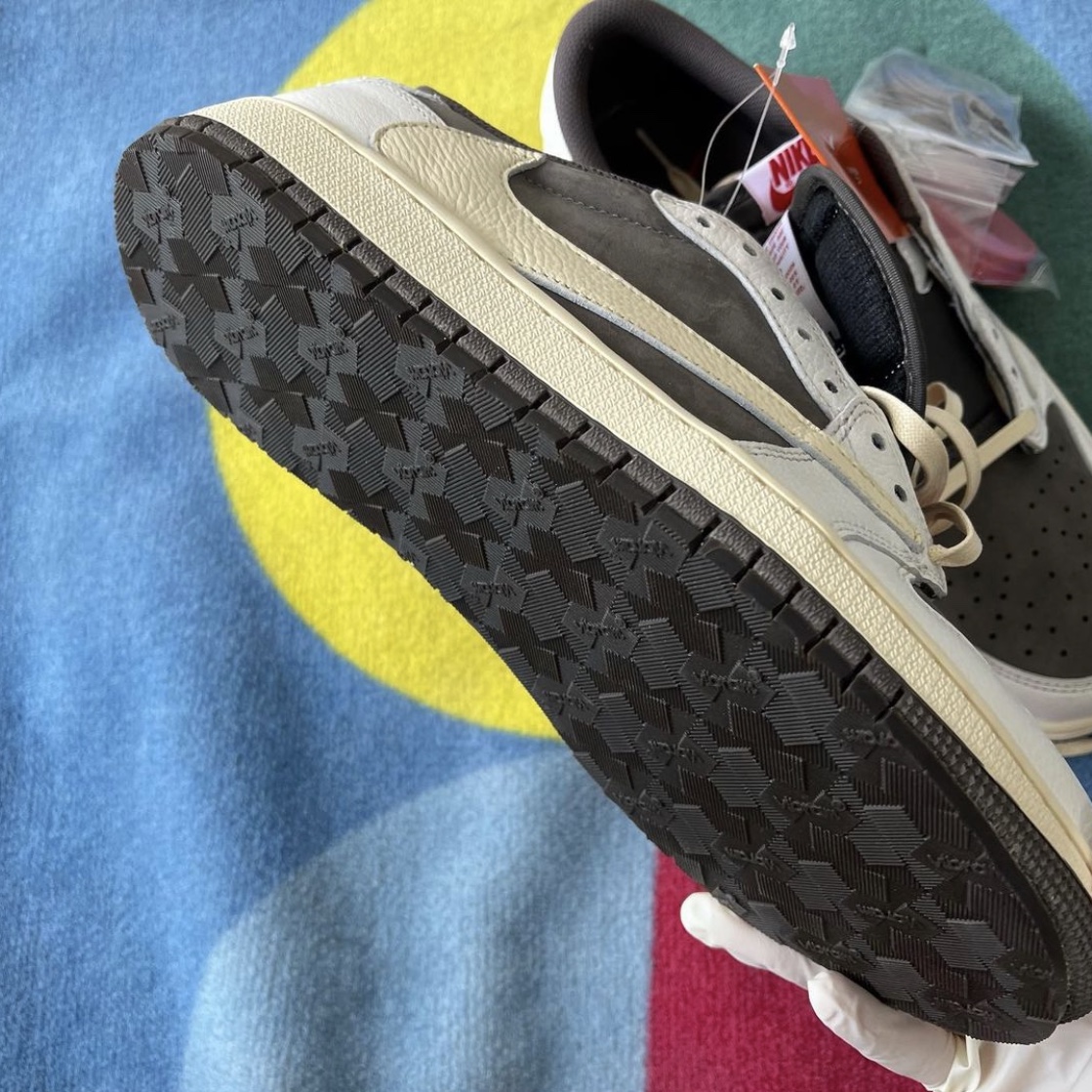Jordan 1 x Travis Scott Retro Low OG SP Sail and Ridgerock 착용 스타일 - 1